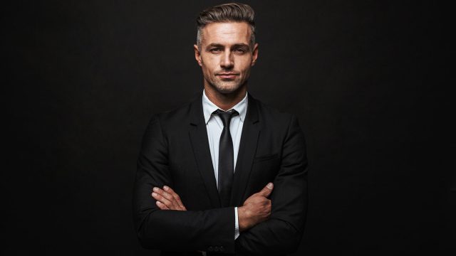 Уверенный в себе мужчина в черном костюме