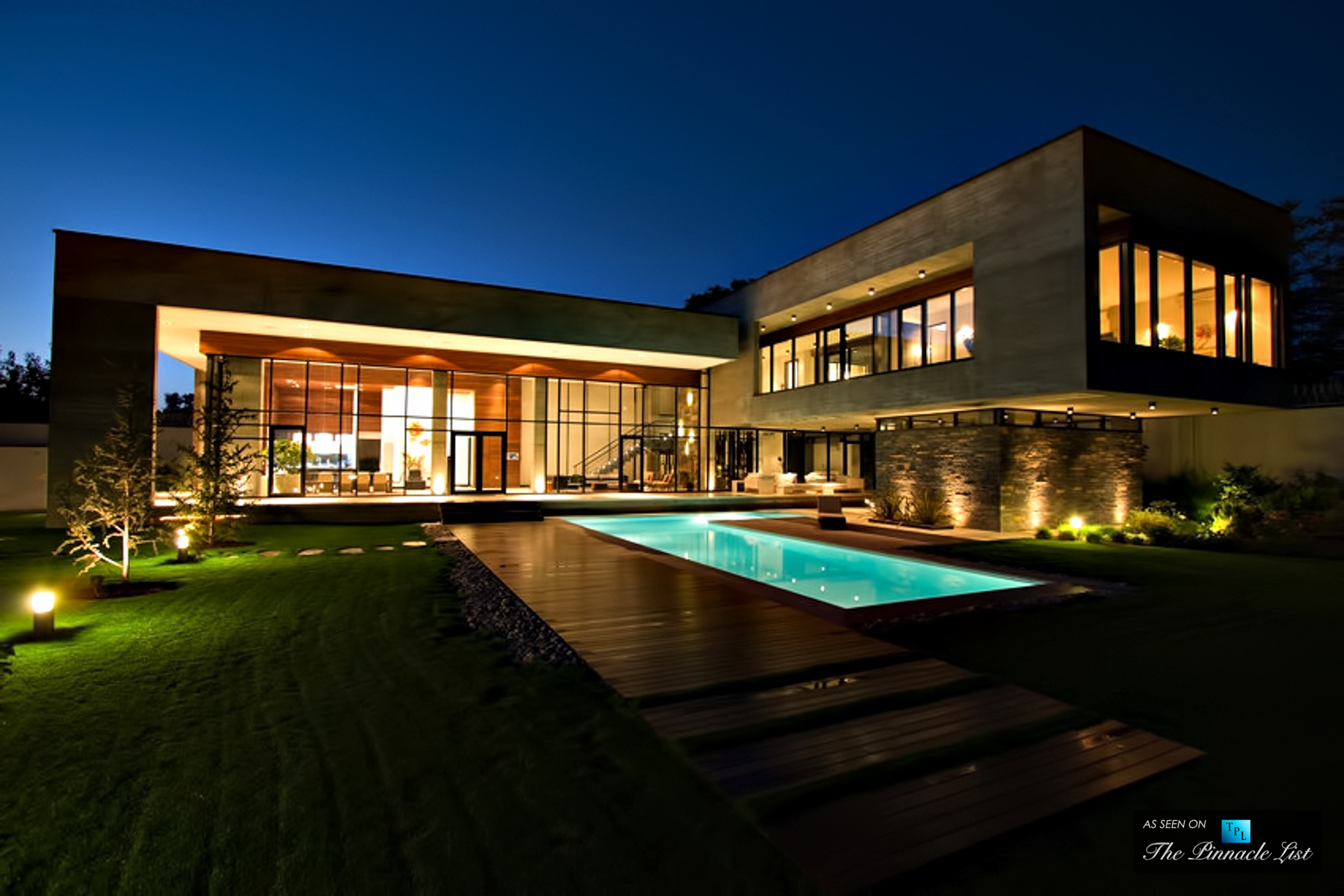 Nighttime Modern Elegance with Transparent Layers at Villa Kiani in Iran