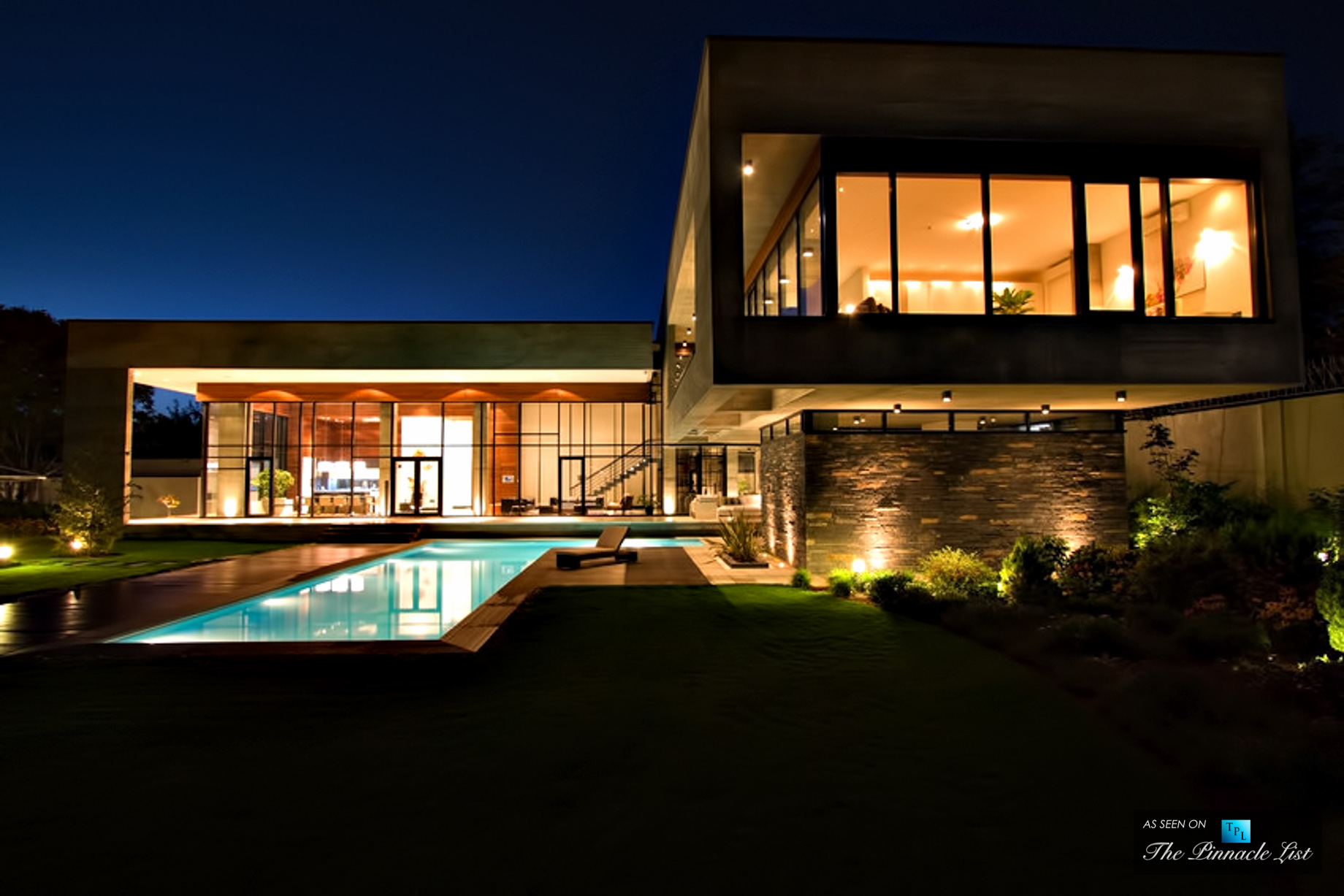 Nighttime Modern Elegance with Transparent Layers at Villa Kiani in Iran