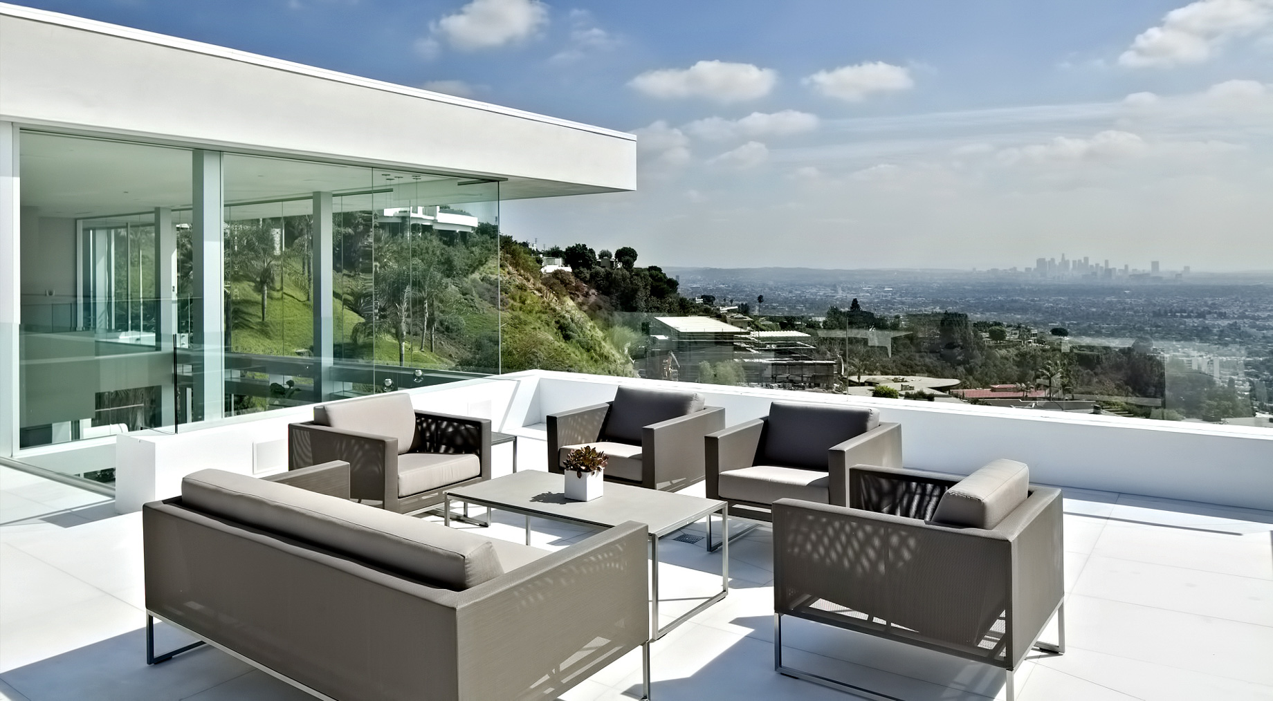 Front Row Modern – 9150 Oriole Way, Los Angeles, CA, USA