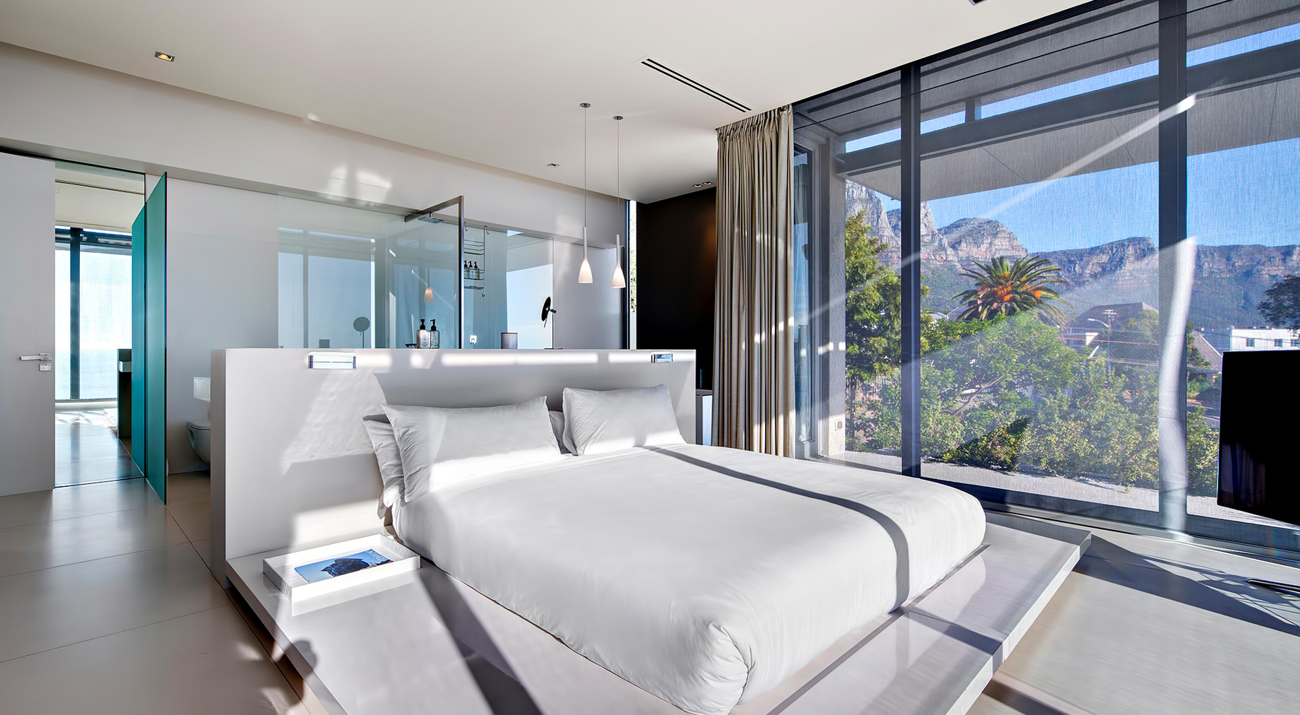 Bond Luxury Villa – 8 First Crescent, Camps Bay, South Africa