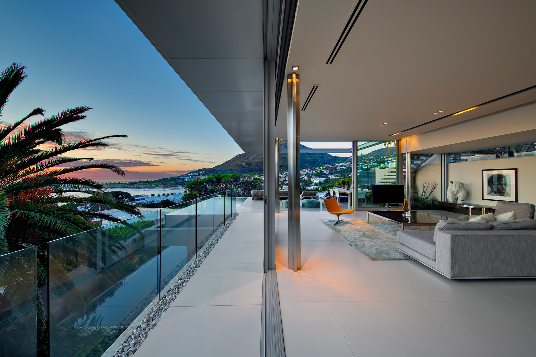 Bond Luxury Villa – 8 First Crescent, Camps Bay, South Africa