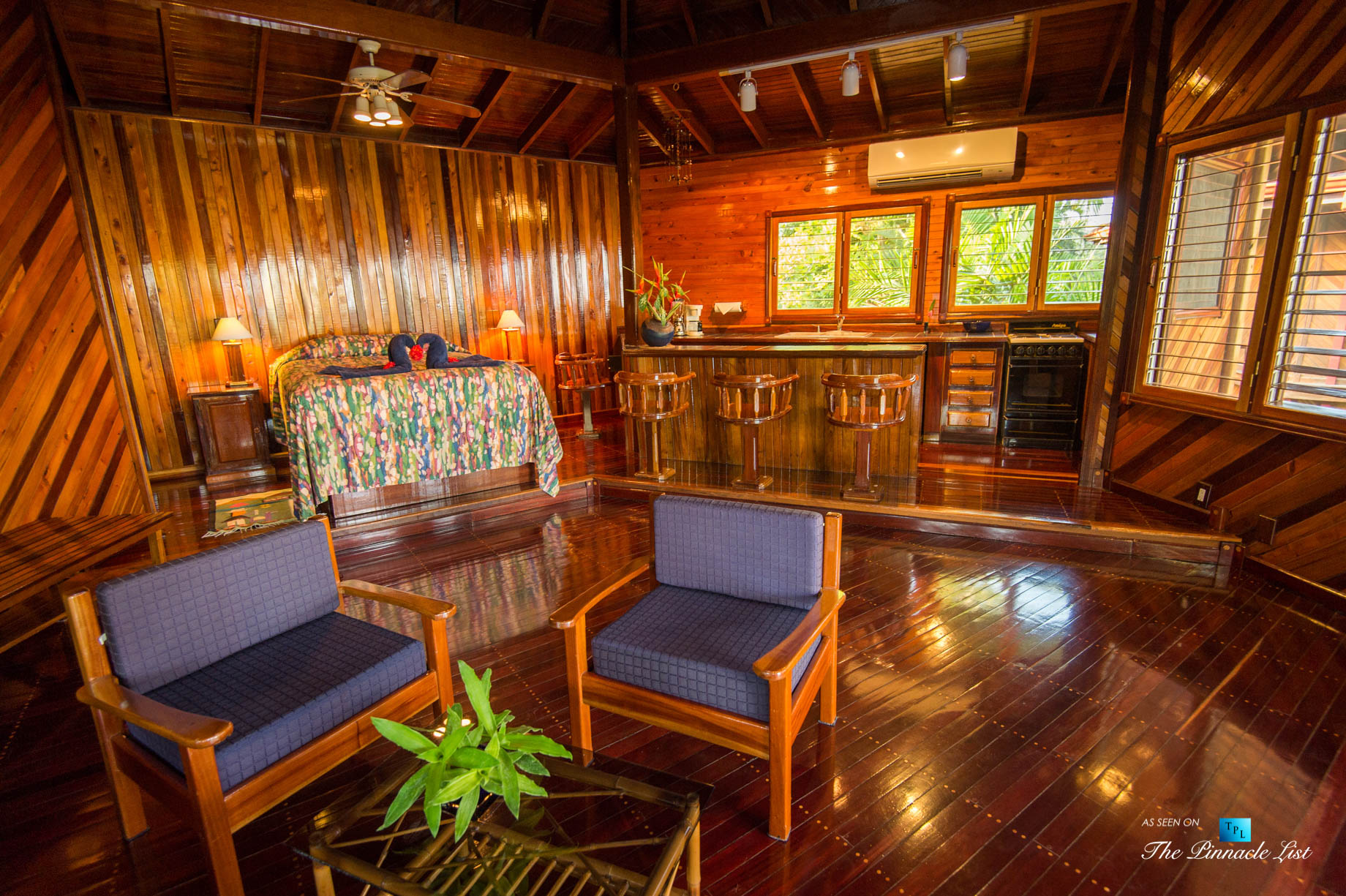 Tambor Tropical Beach Resort – Tambor, Puntarenas, Costa Rica – Suite Bed and Bar