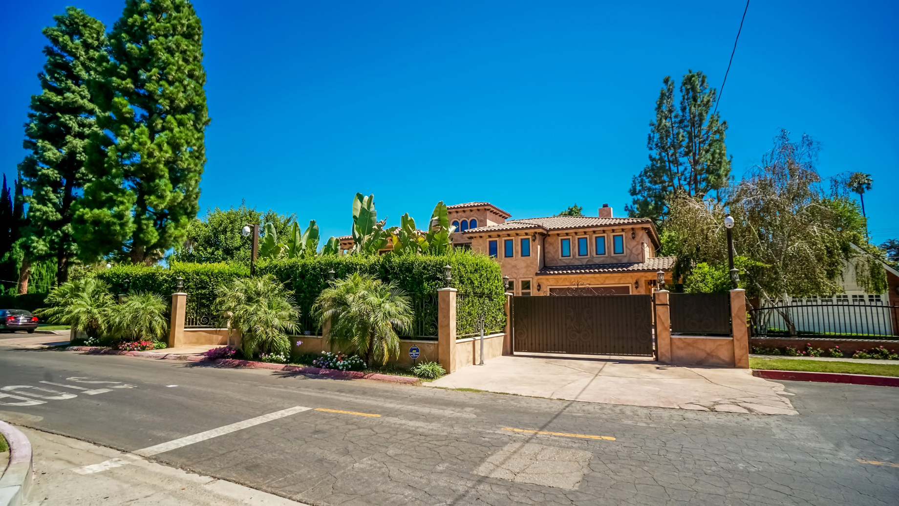 Chandler Estates Home – 13854 Albers St, Los Angeles, CA, USA