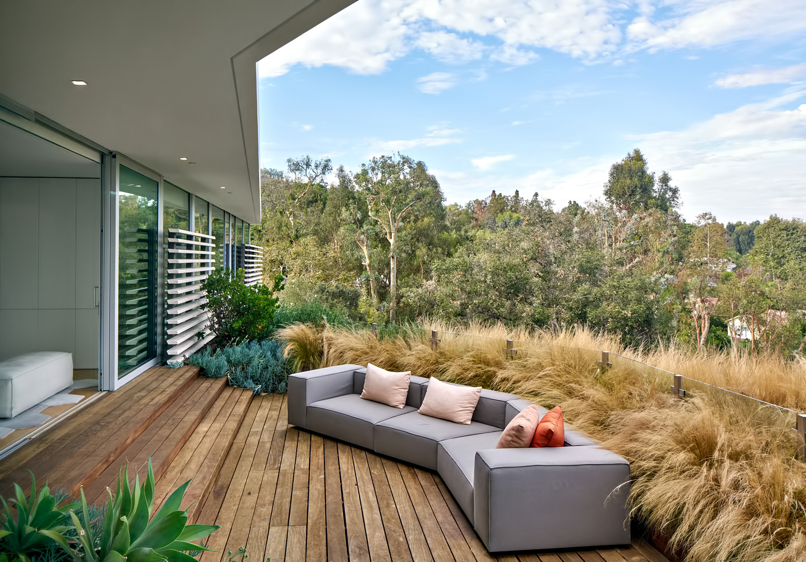 Tree Top Residence – North Barrington Ave, Los Angeles, CA, USA
