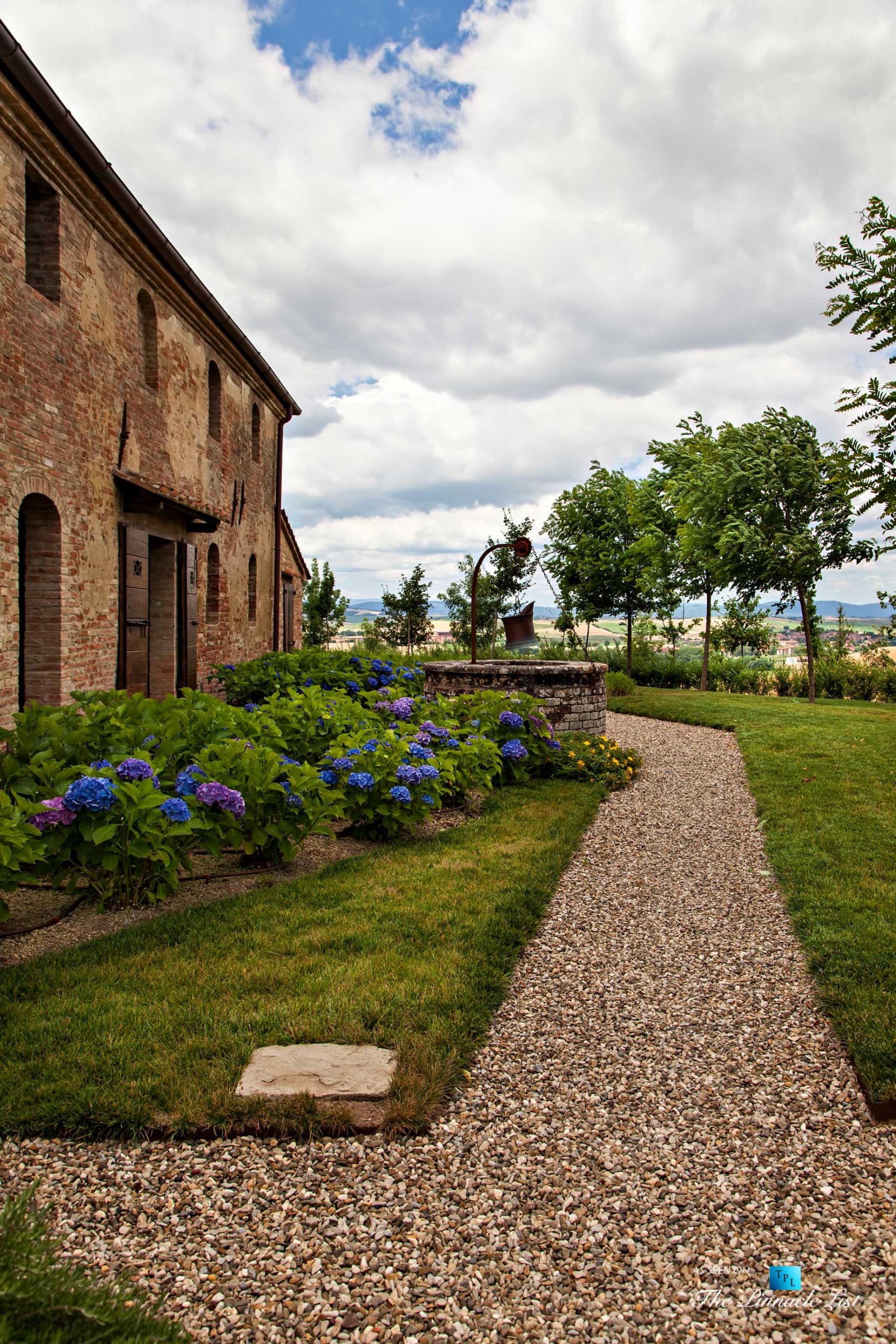 Podere Paníco Estate – Monteroni d’Arbia, Tuscany, Italy – House Exterior Property Pathway – Luxury Real Estate – Tuscan Villa