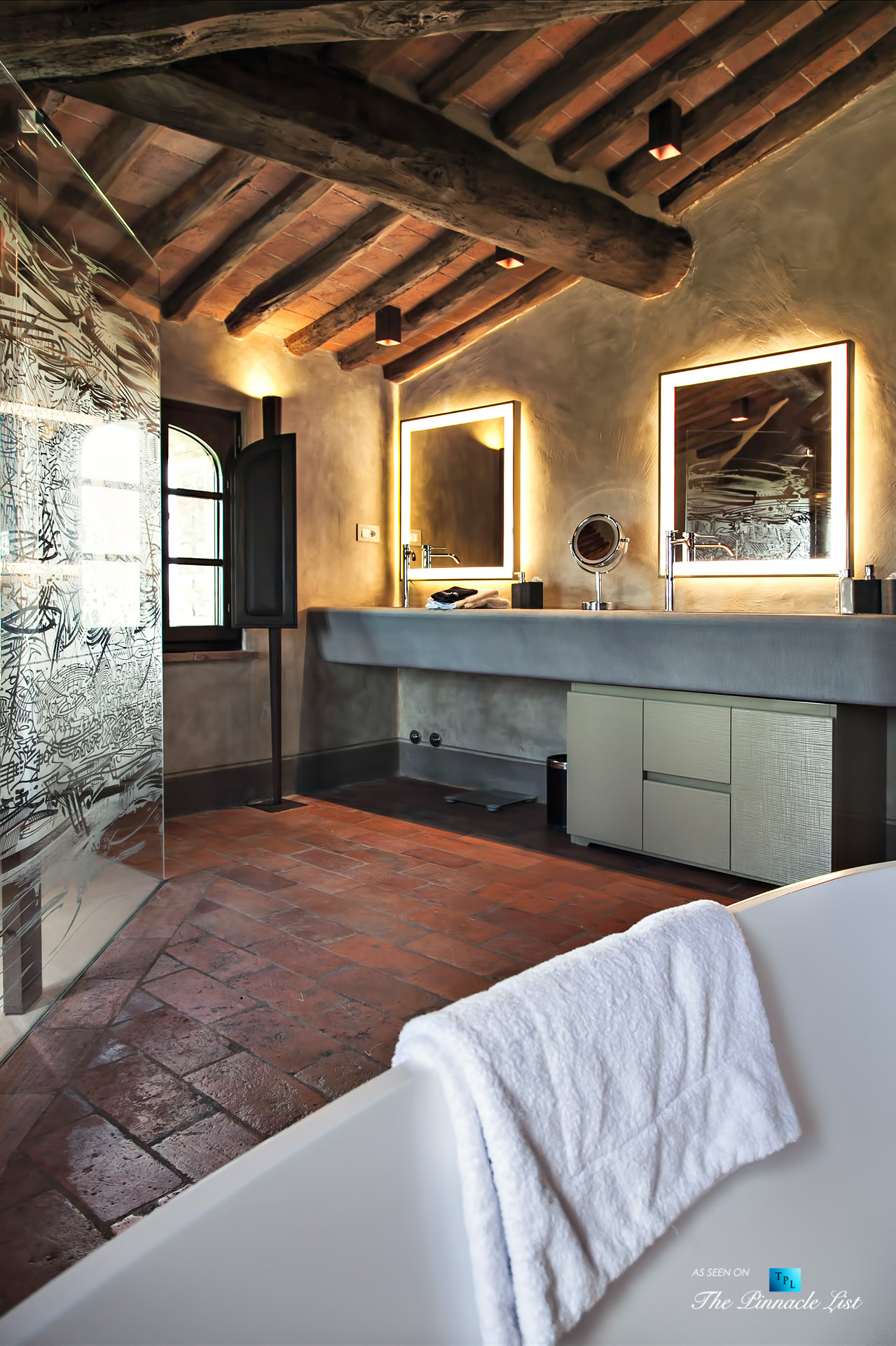 Podere Paníco Estate – Monteroni d’Arbia, Tuscany, Italy – Bathroom – Luxury Real Estate – Tuscan Villa