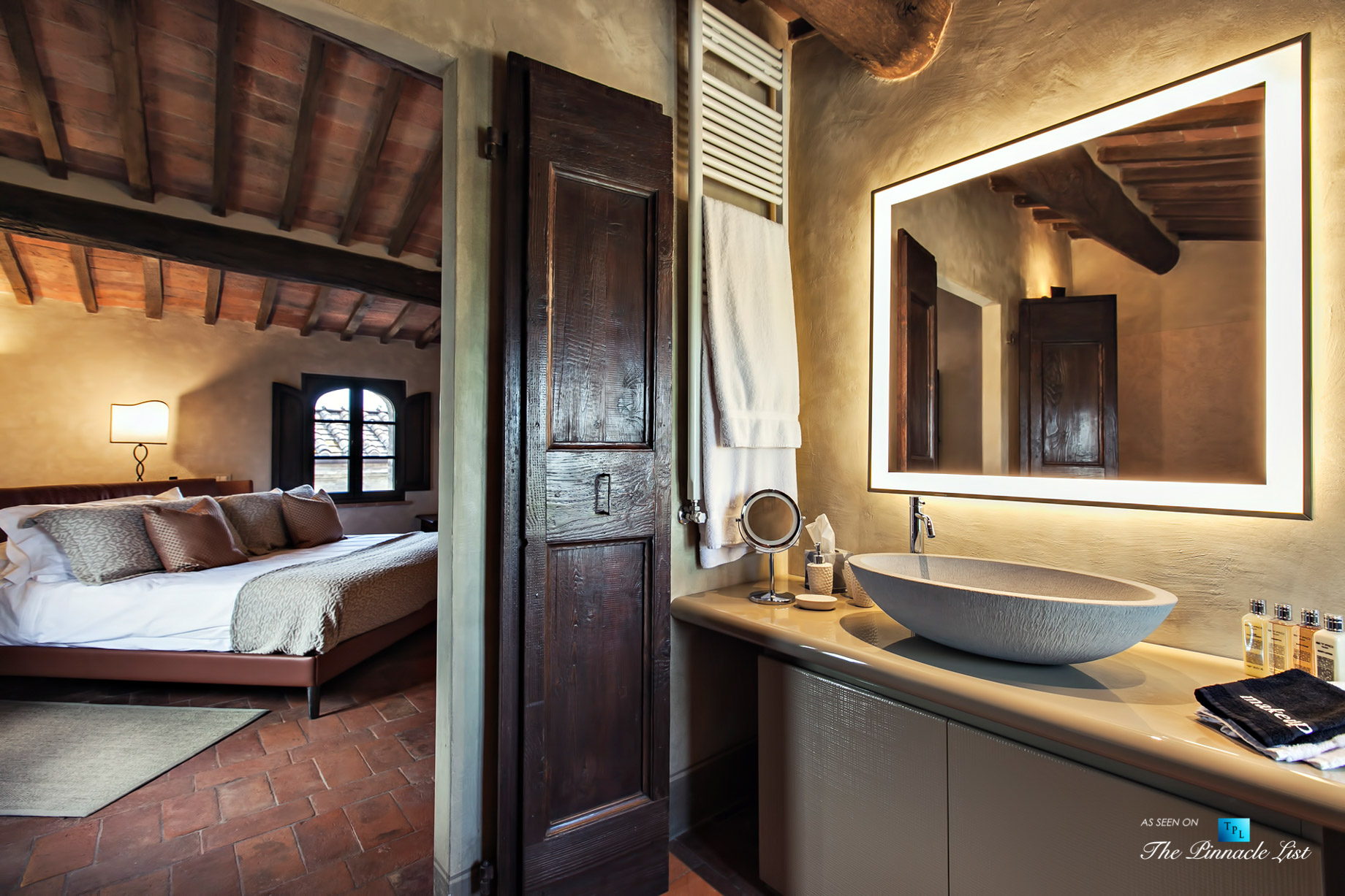 Podere Paníco Estate – Monteroni d’Arbia, Tuscany, Italy – Bedroom and Bathroom – Luxury Real Estate – Tuscan Villa