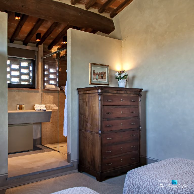 Podere Paníco Estate – Monteroni d’Arbia, Tuscany, Italy – Bathroom – Luxury Real Estate – Tuscan Villa