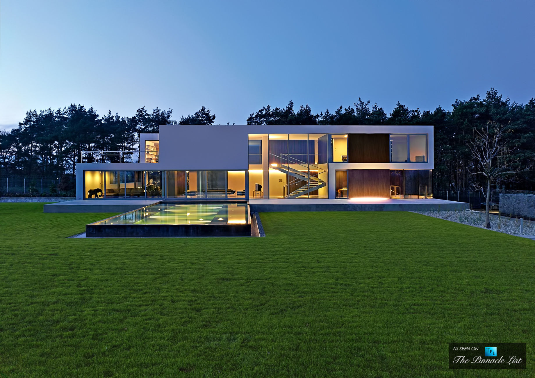 Concrete Cube Design with Minimalistic Expressions at the Aatrial House in Poland
