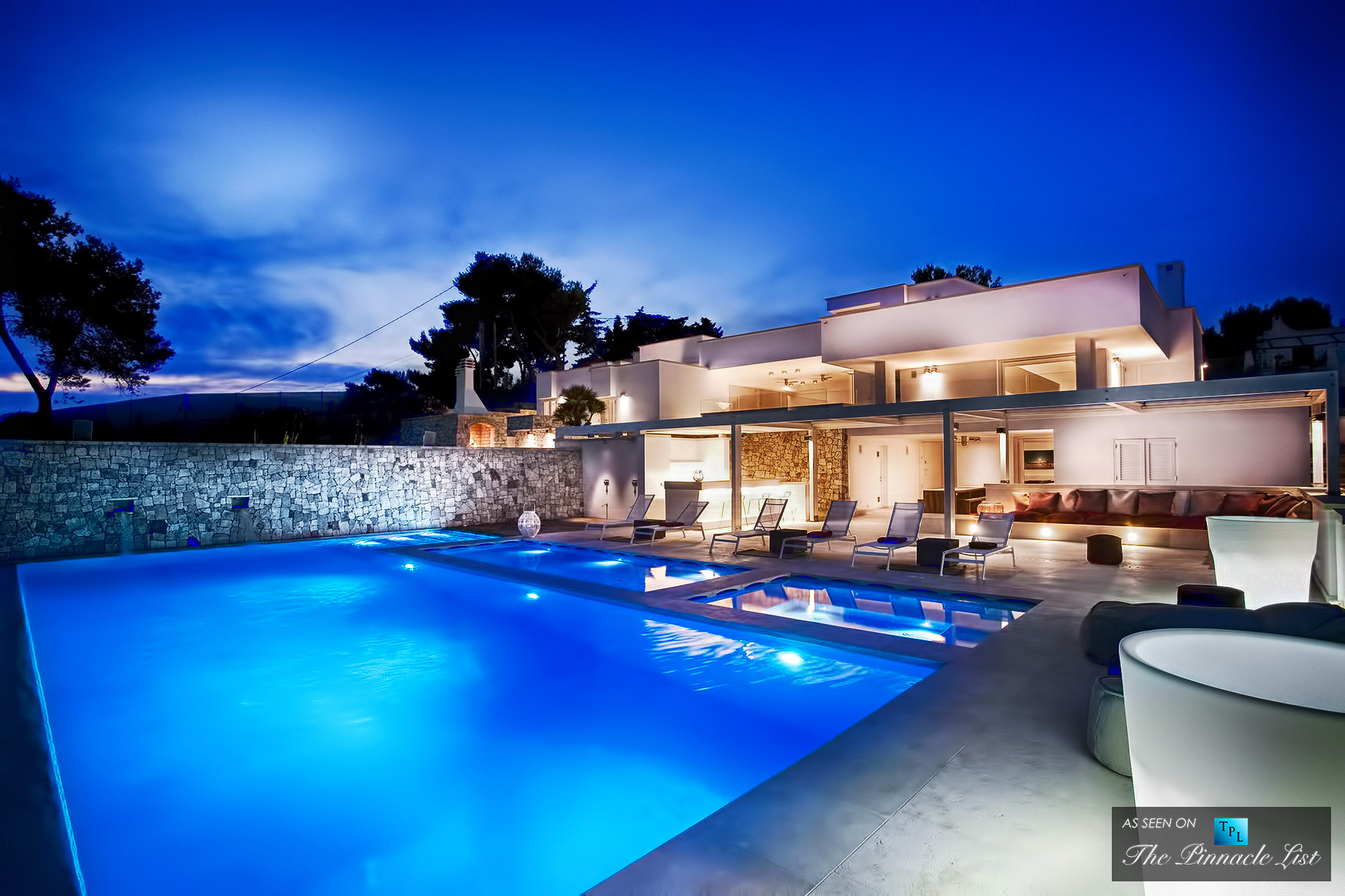 Villa Bianca – A Revelation of Calm Whites, Vast Openness, and Breathtaking Views in Apulia, Italy