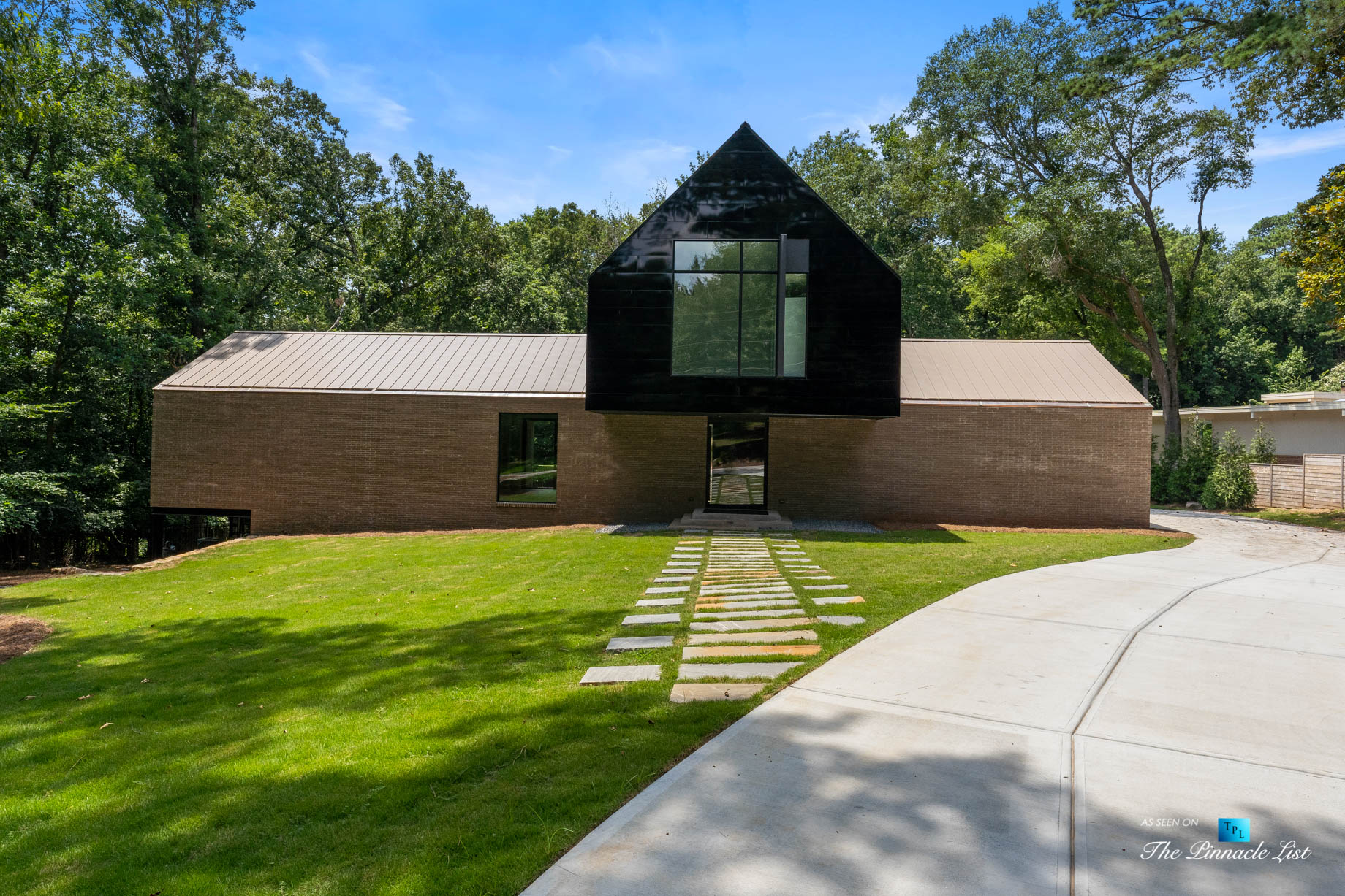 2716 Ridgewood Rd NW, Atlanta, GA, USA – Front House View – Luxury Real Estate – Modern Contemporary Buckhead Home