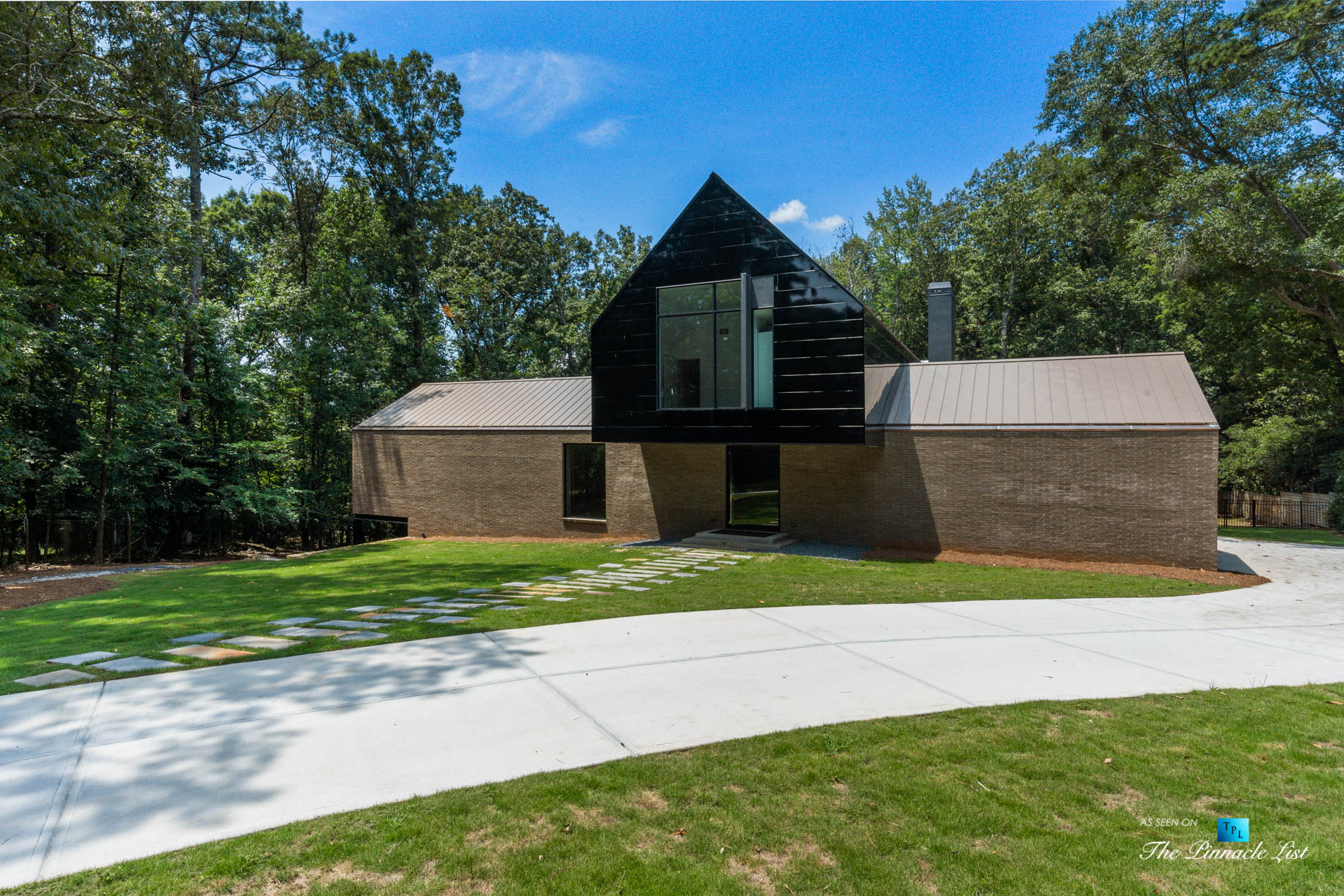 2716 Ridgewood Rd NW, Atlanta, GA, USA – Front House View – Luxury Real Estate – Modern Contemporary Buckhead Home