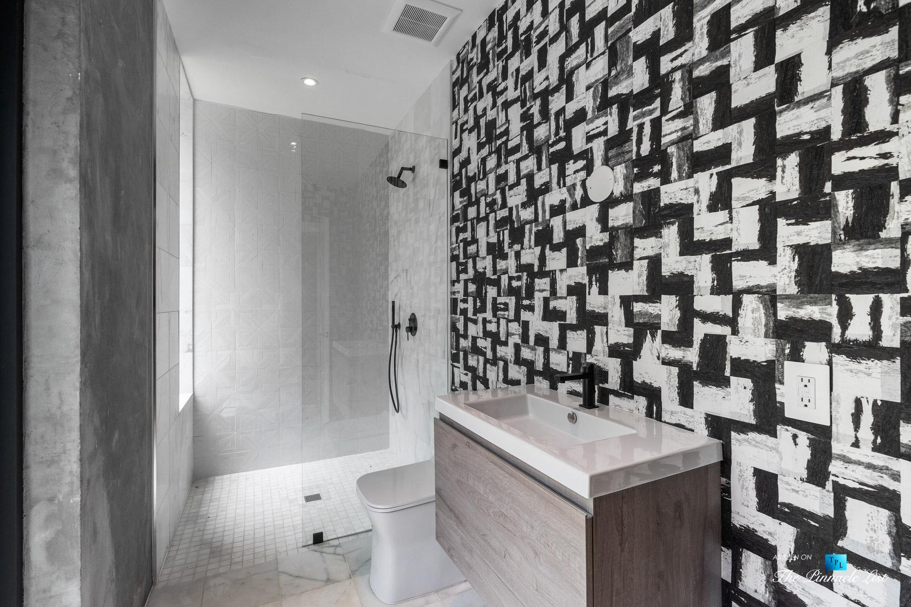 2716 Ridgewood Rd NW, Atlanta, GA, USA – Bathroom with Shower – Luxury Real Estate – Modern Contemporary Buckhead Home