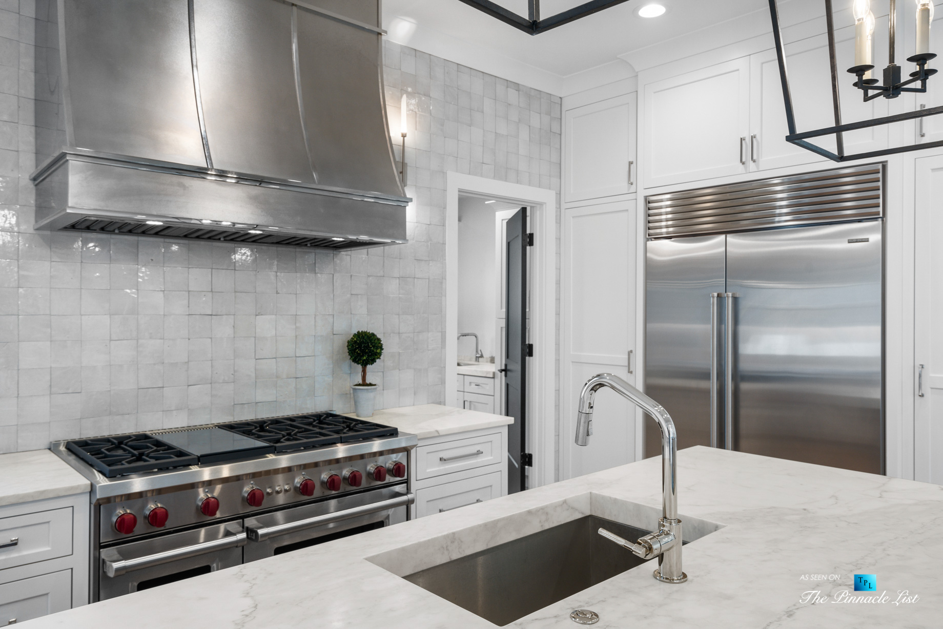 447 Valley Rd NW, Atlanta, GA, USA – Kitchen Gas Stove and Range Hood – Luxury Real Estate – Tuxedo Park Home