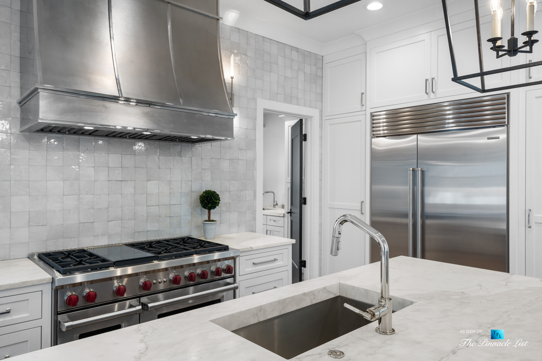 447 Valley Rd NW, Atlanta, GA, USA – Kitchen Gas Stove and Range Hood – Luxury Real Estate – Tuxedo Park Home