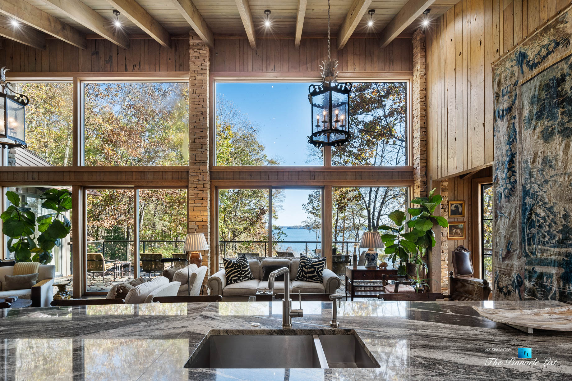 7860 Chestnut Hill Rd, Cumming, GA, USA – Kitchen and Living Room – Luxury Real Estate – Lake Lanier Mid-Century Modern Stone Home