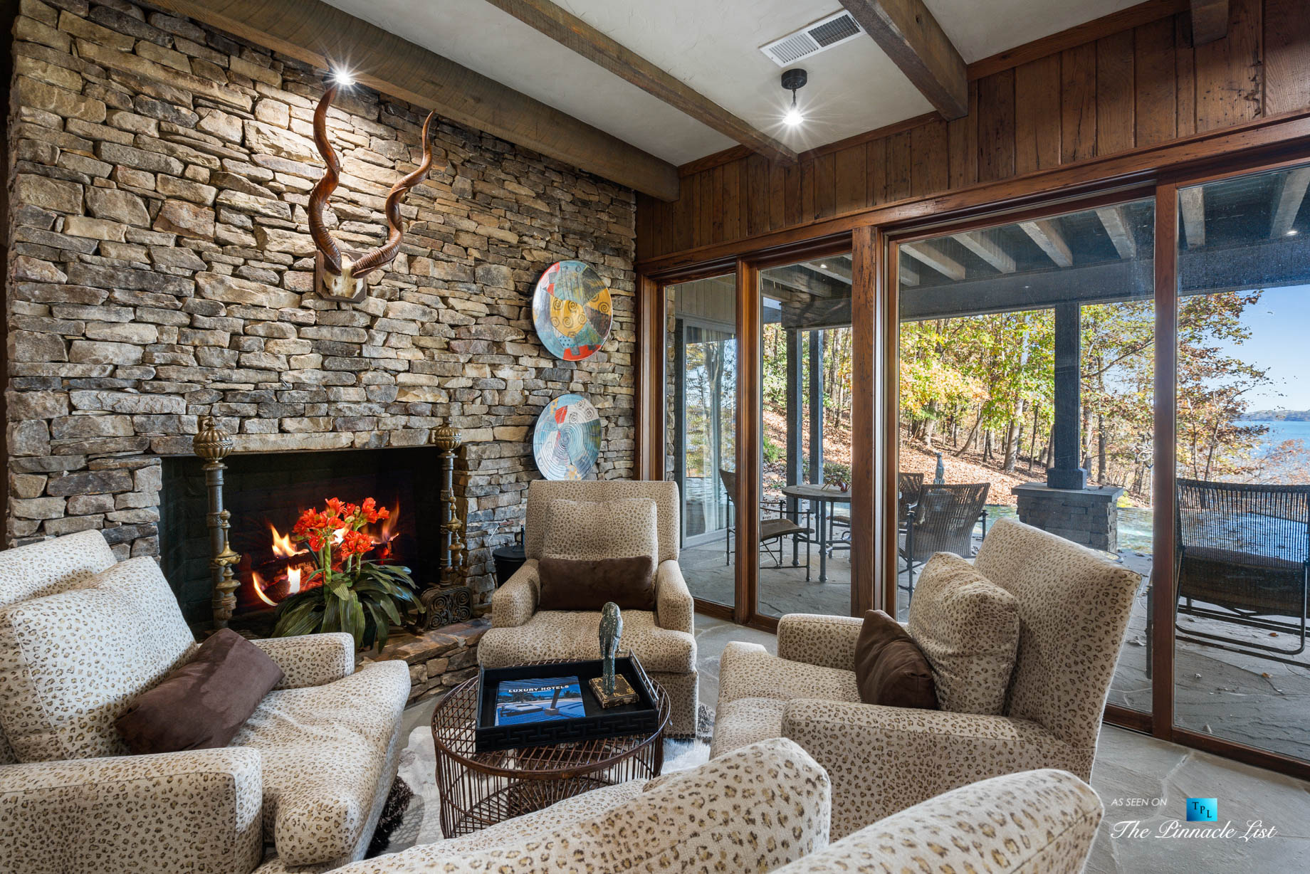 7860 Chestnut Hill Rd, Cumming, GA, USA – Recreation Room Sitting Area – Luxury Real Estate – Lake Lanier Mid-Century Modern Stone Home