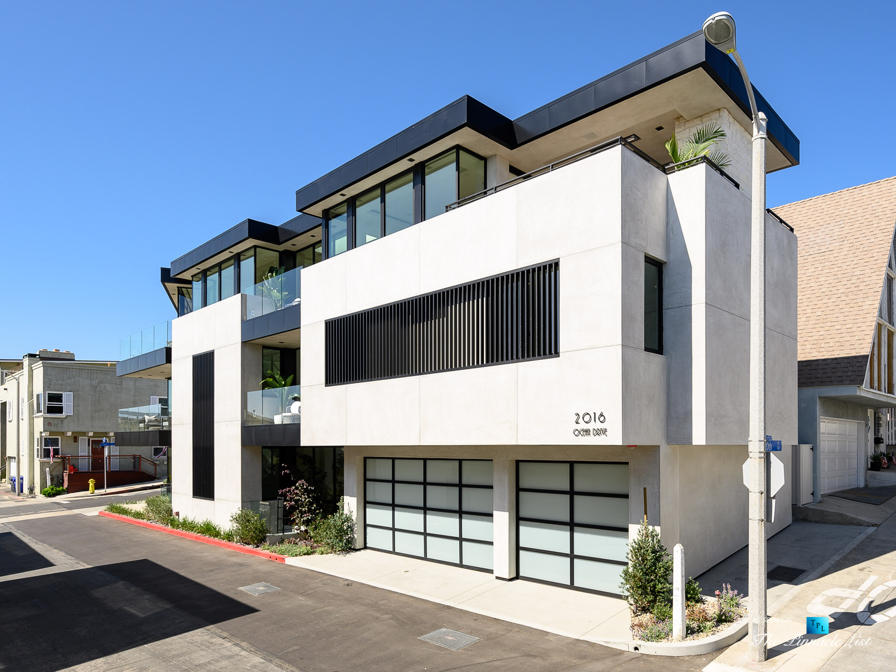 2016 Ocean Dr, Manhattan Beach, CA, USA – Garage Exterior View – Luxury Real Estate – Modern Ocean View Home