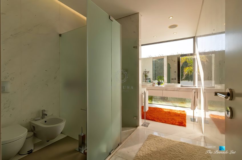 Francelos Beach Luxury T5 Villa - Porto, Portugal - Master Bathroom with Bidet - Luxury Real Estate – Modern Home