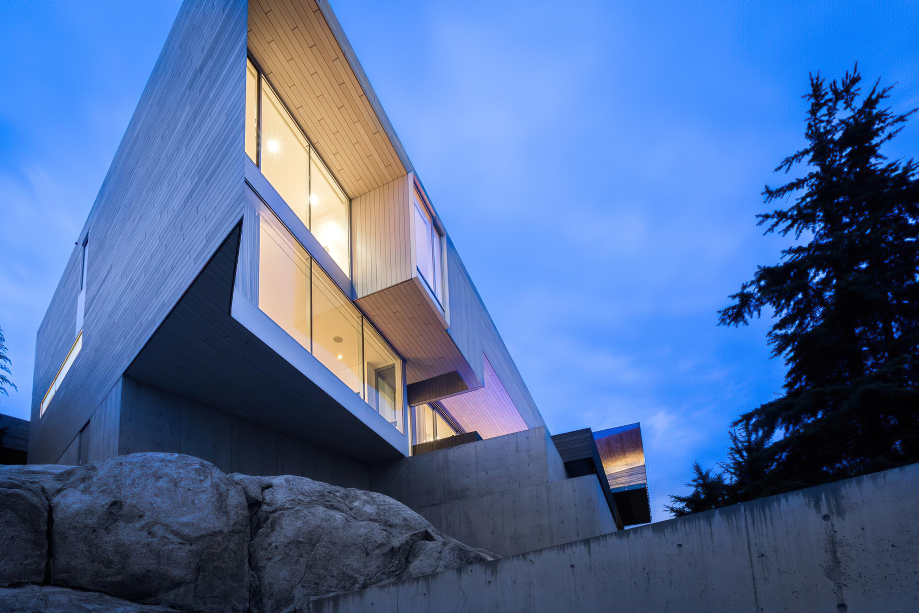 Sunset House Modern Organic Minimalism – West Vancouver, BC, Canada