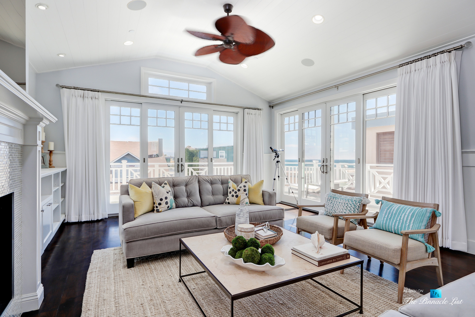 Coastal Oceanview Luxury Retreat – 125 8th St, Manhattan Beach, CA, USA – Living Room