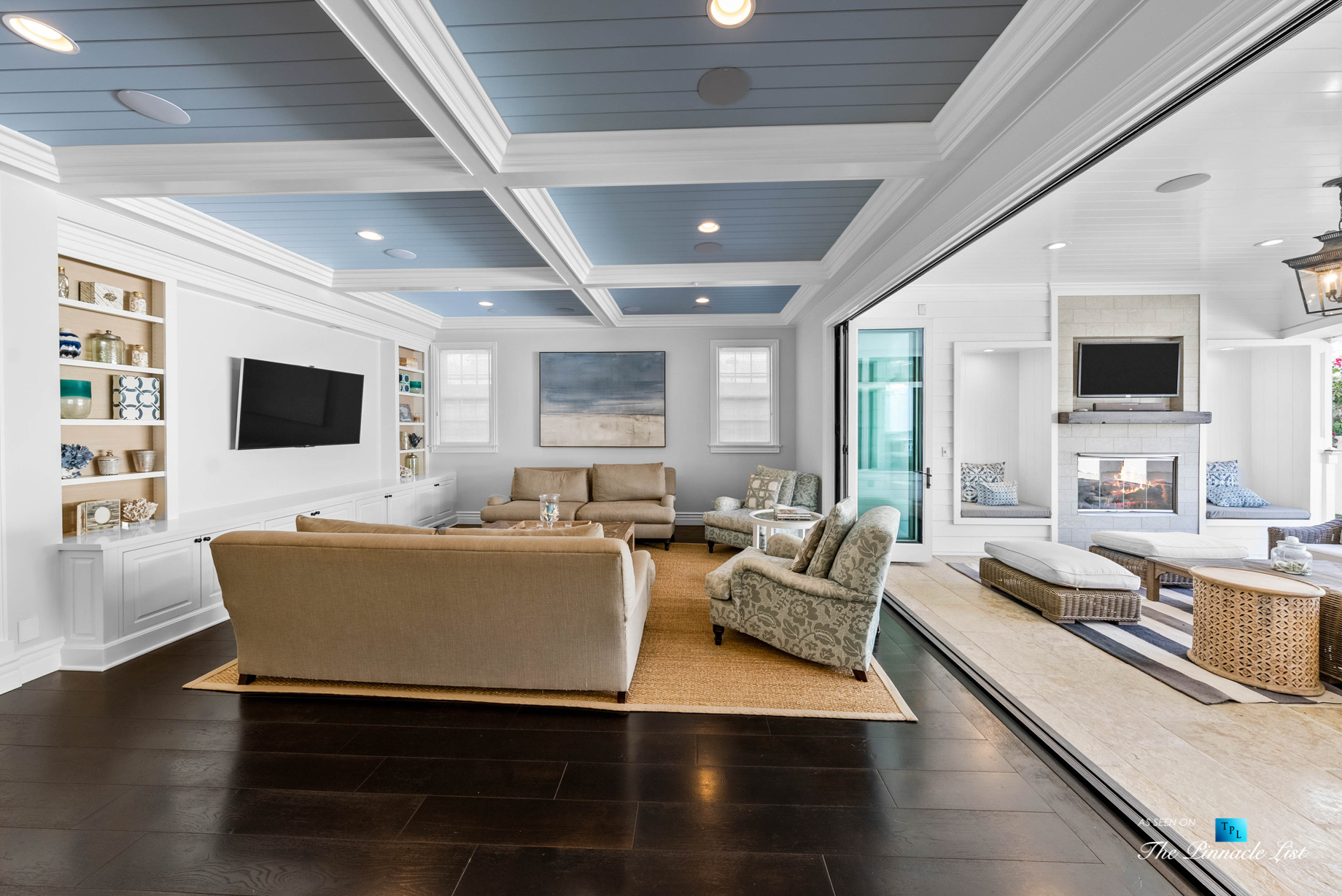 1412 Laurel Ave, Manhattan Beach, CA, USA - Living Room and Outdoor Lounge