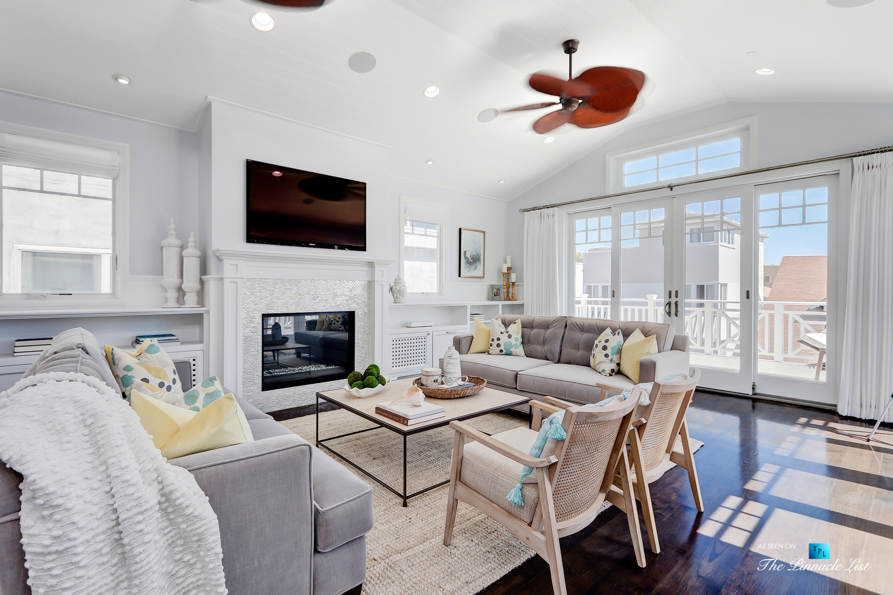 Coastal Oceanview Luxury Retreat - 125 8th St, Manhattan Beach, CA, USA - Living Room