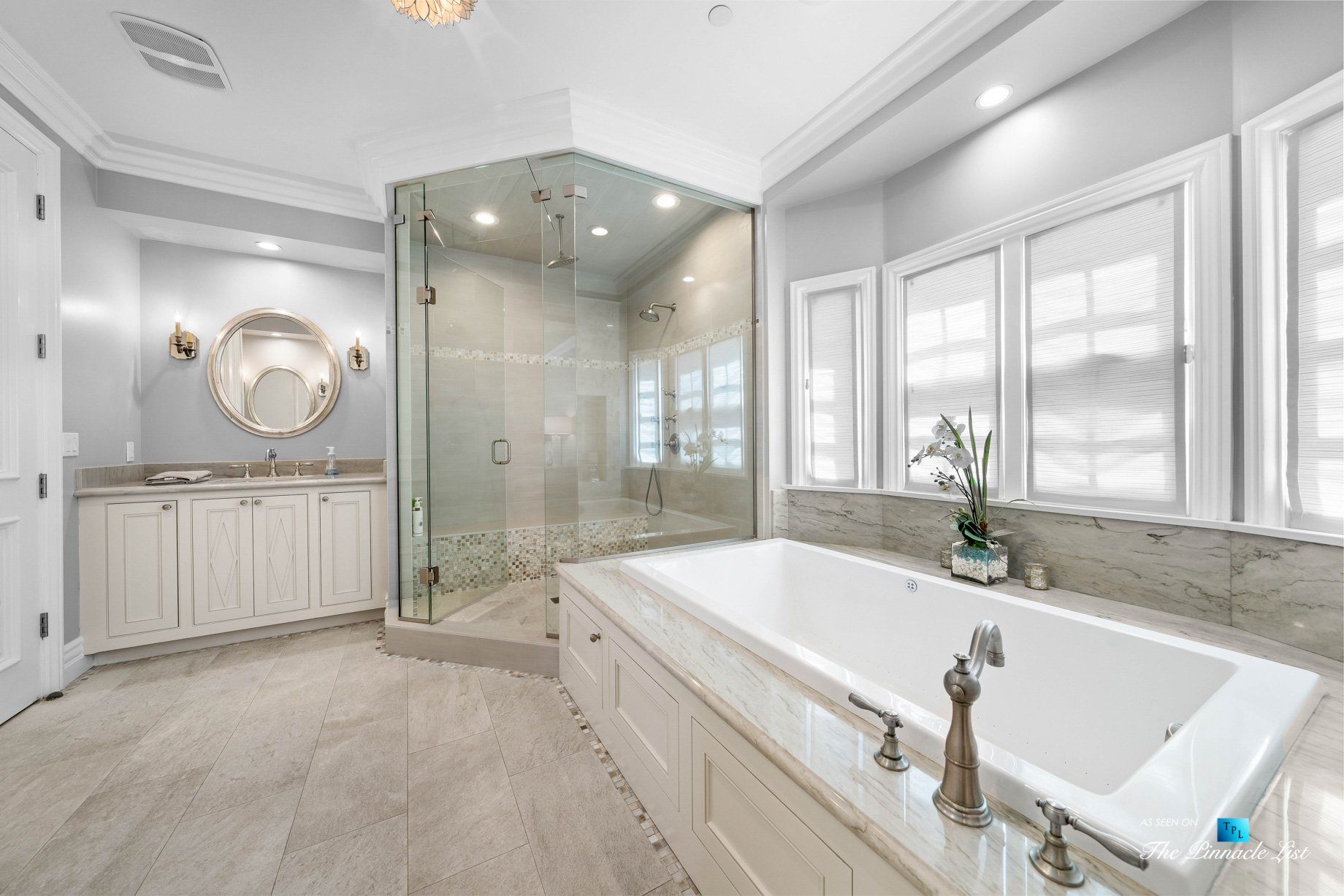 1412 Laurel Ave, Manhattan Beach, CA, USA – Master Bathroom Shower and Tub