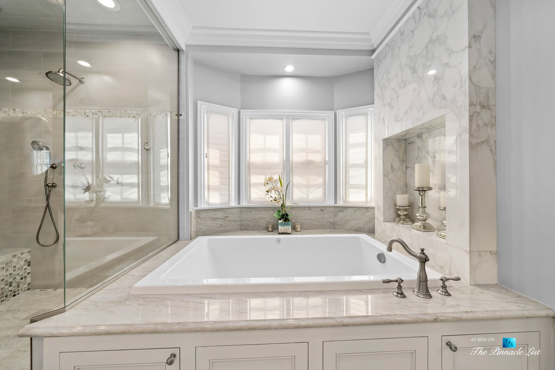 1412 Laurel Ave, Manhattan Beach, CA, USA – Master Bathroom Shower and Tub