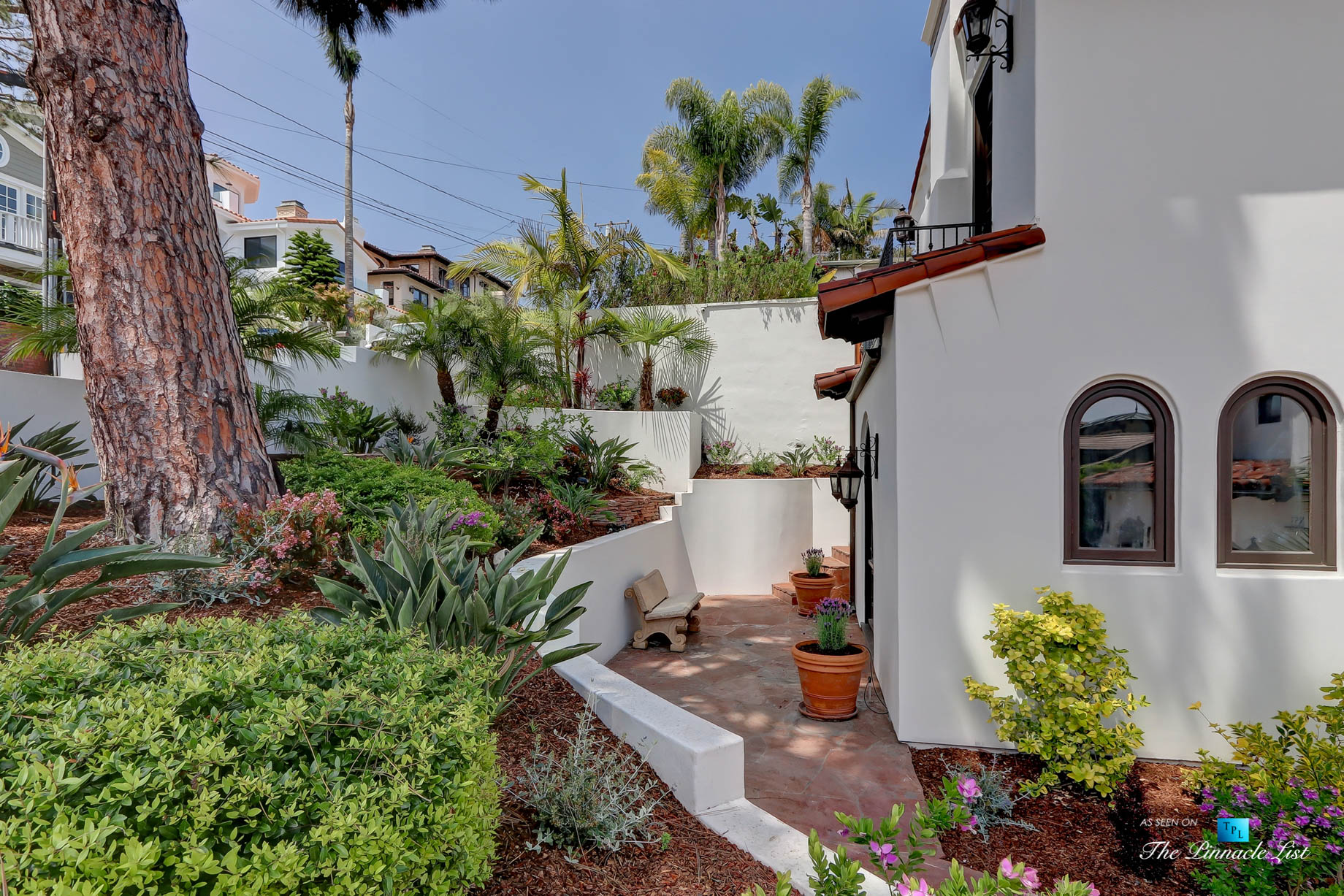 853 10th Street, Manhattan Beach, CA, USA - Exterior Front Side Patio