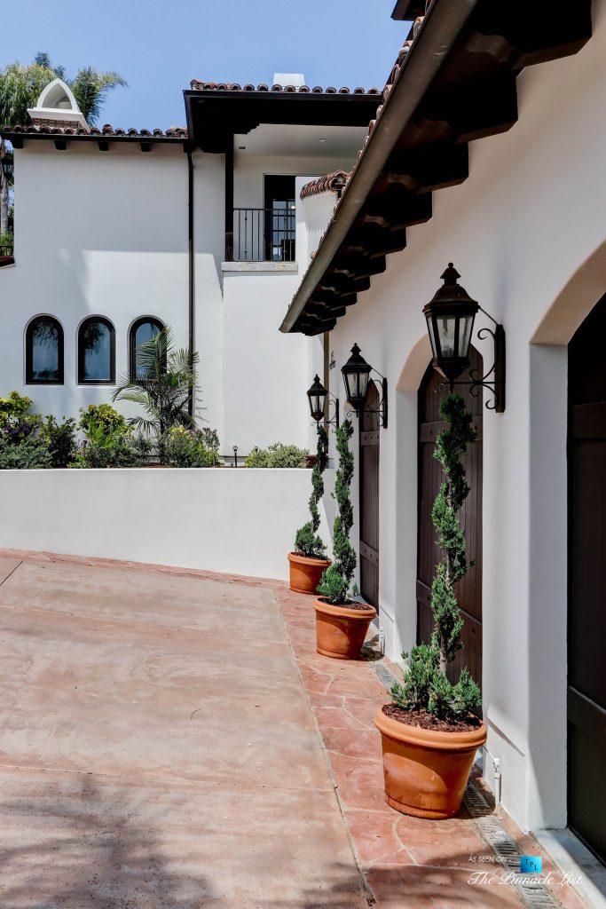 853 10th Street, Manhattan Beach, CA, USA - Exterior Front Garage Doors