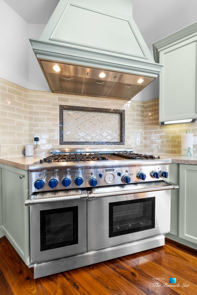 877 8th Street, Manhattan Beach, CA, USA - Kitchen Thermador Gas Range