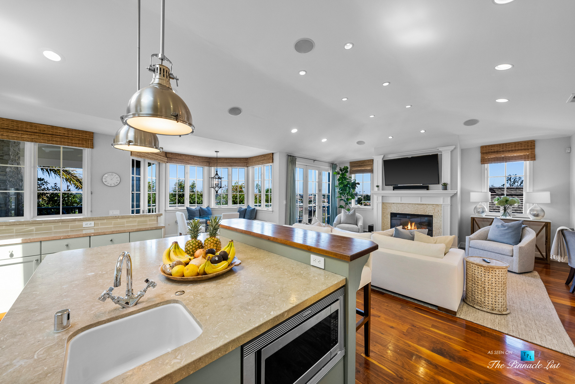 877 8th Street, Manhattan Beach, CA, USA – Kitchen and Living Room View