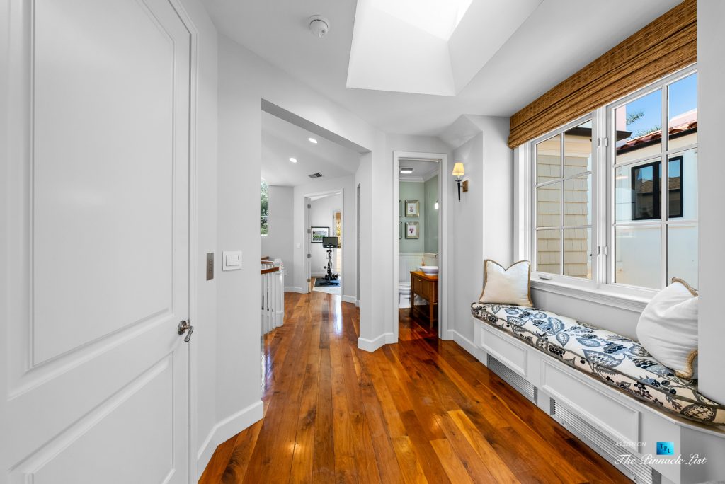 877 8th Street, Manhattan Beach, CA, USA - Top Level Hallway Seating