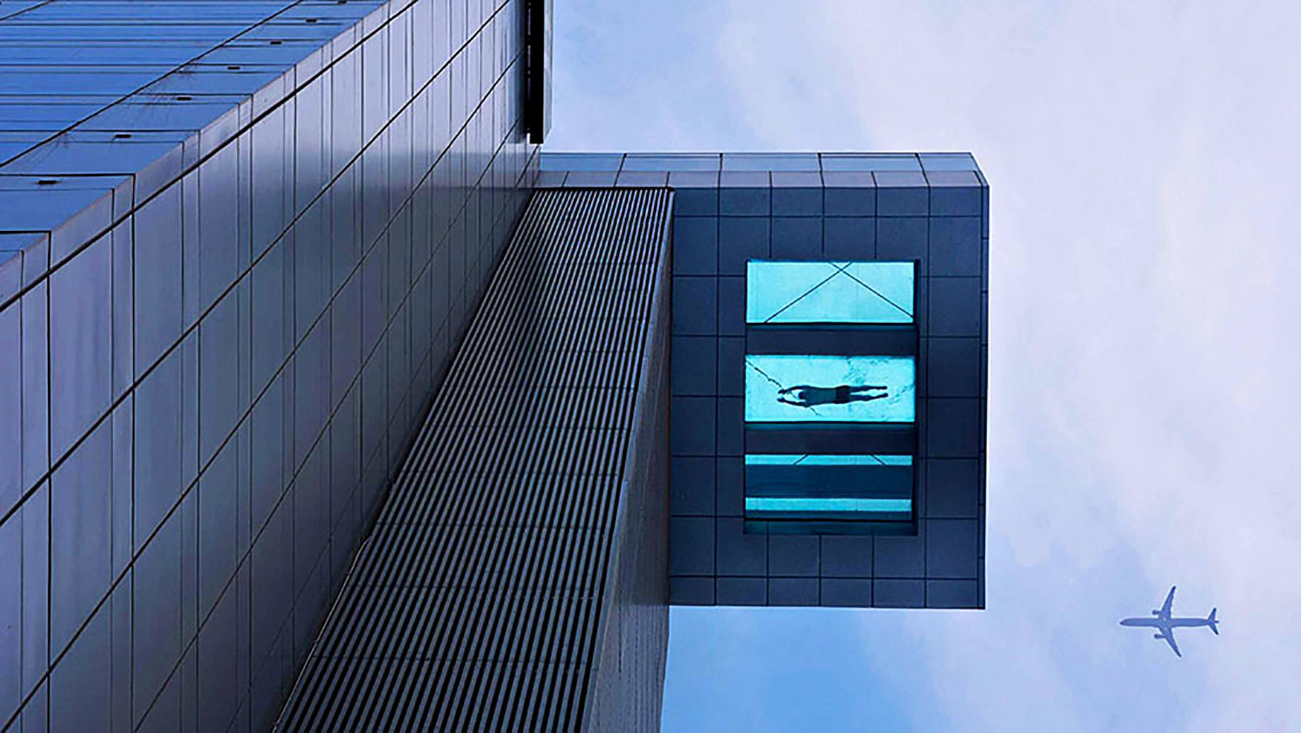 Holiday Inn Shanghai Pudong – Overhanging Air Swimming Pool – China