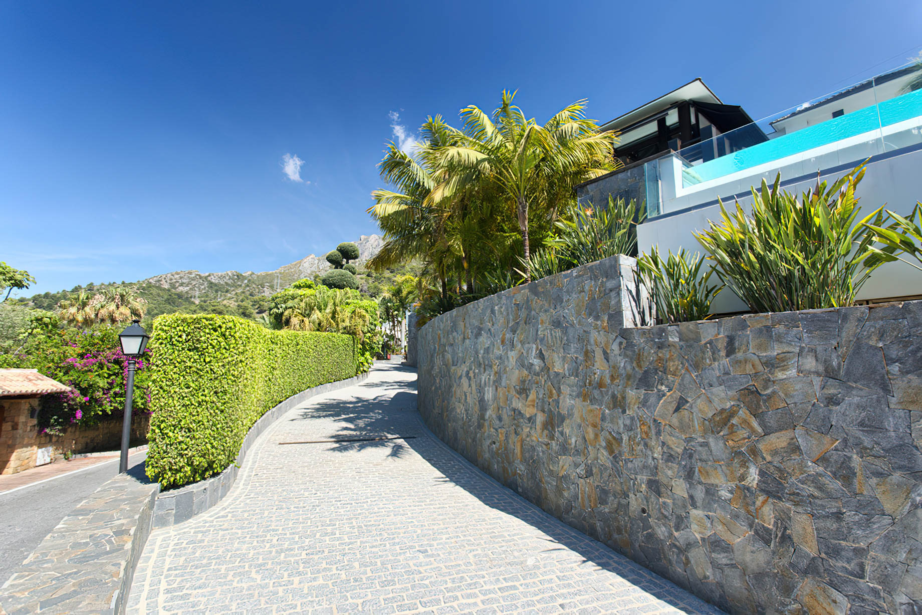 Villa Beata Luxury Residence - Cascada de Camojan, Marbella, Spain - Driveway