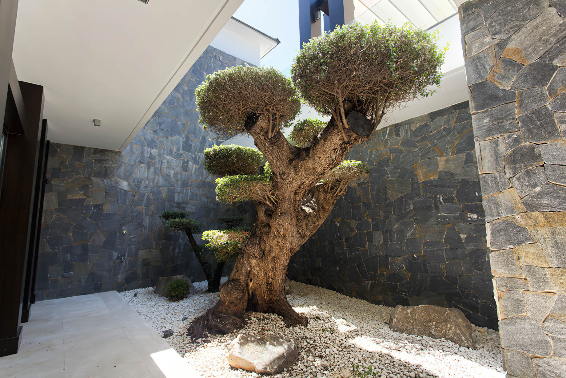 037 – Villa Beata Luxury Residence – Cascada de Camojan, Marbella, Spain – Courtyard