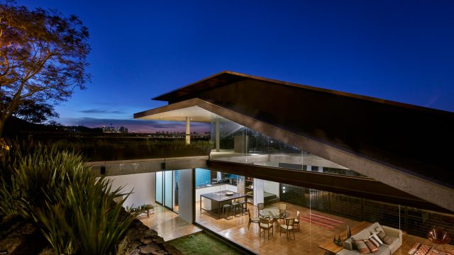 Inclined Concrete Slab House - Nova Lima, Brazil