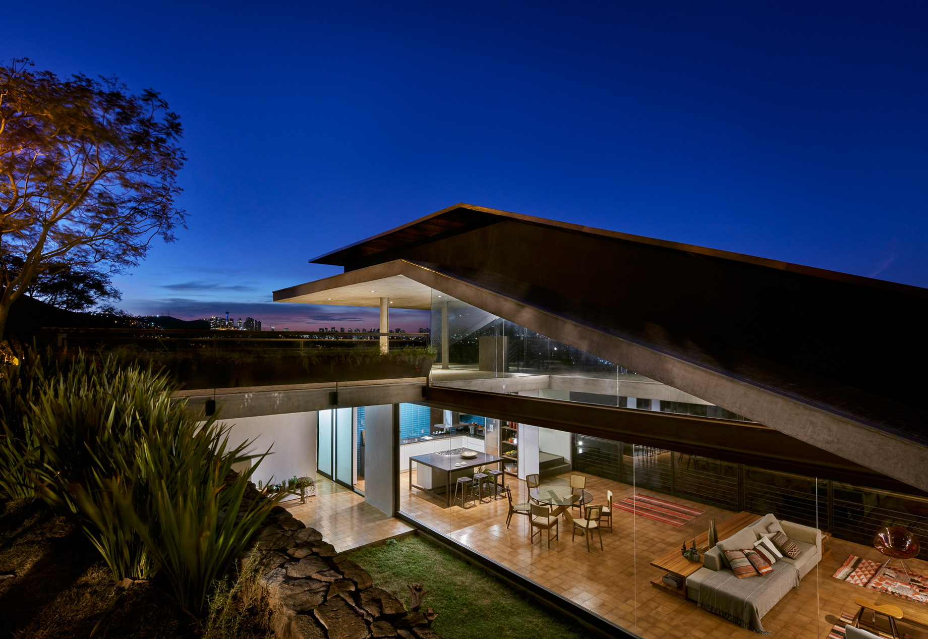 Inclined Concrete Slab House - Nova Lima, Brazil