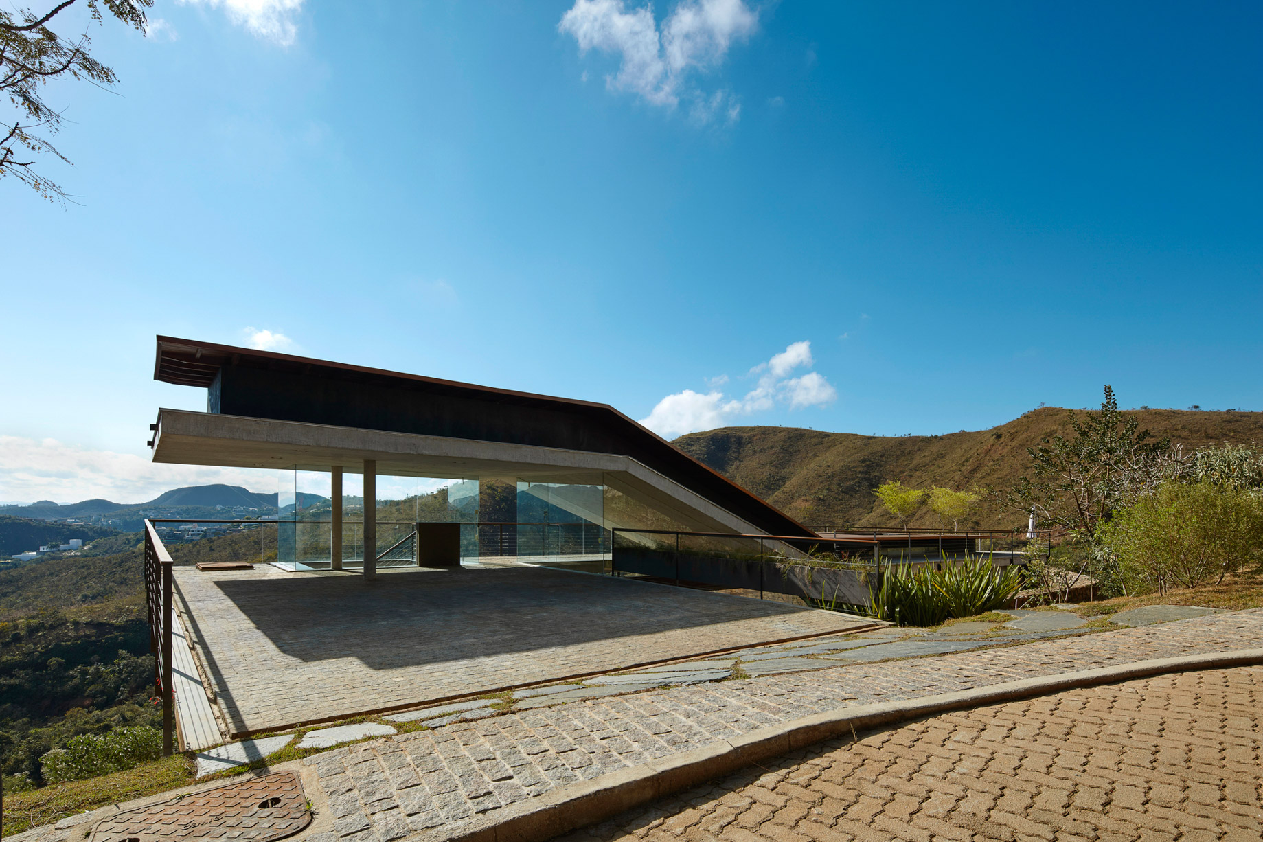 Inclined Concrete Slab House - Nova Lima, Brazil