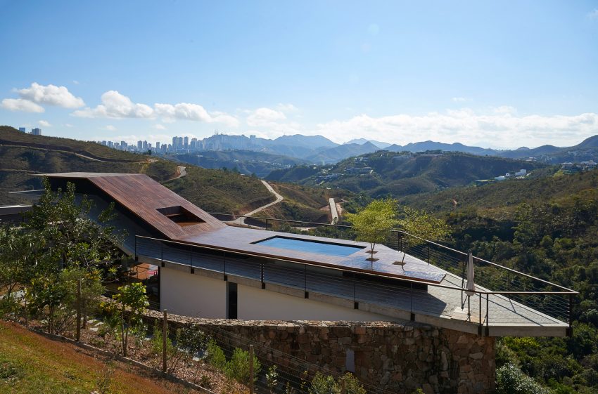 Inclined Concrete Slab House - Nova Lima, Brazil