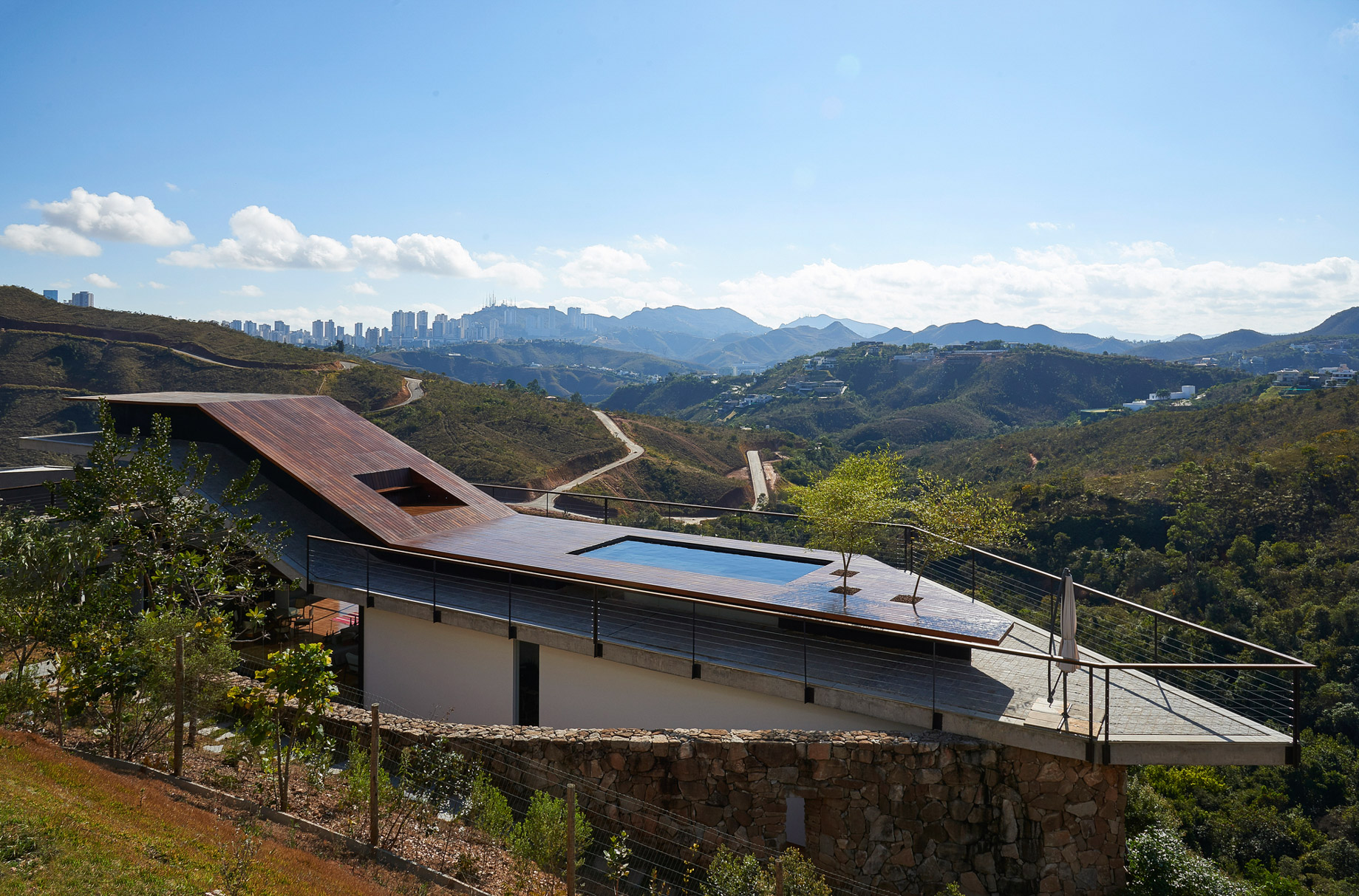 Inclined Concrete Slab House – Nova Lima, Brazil