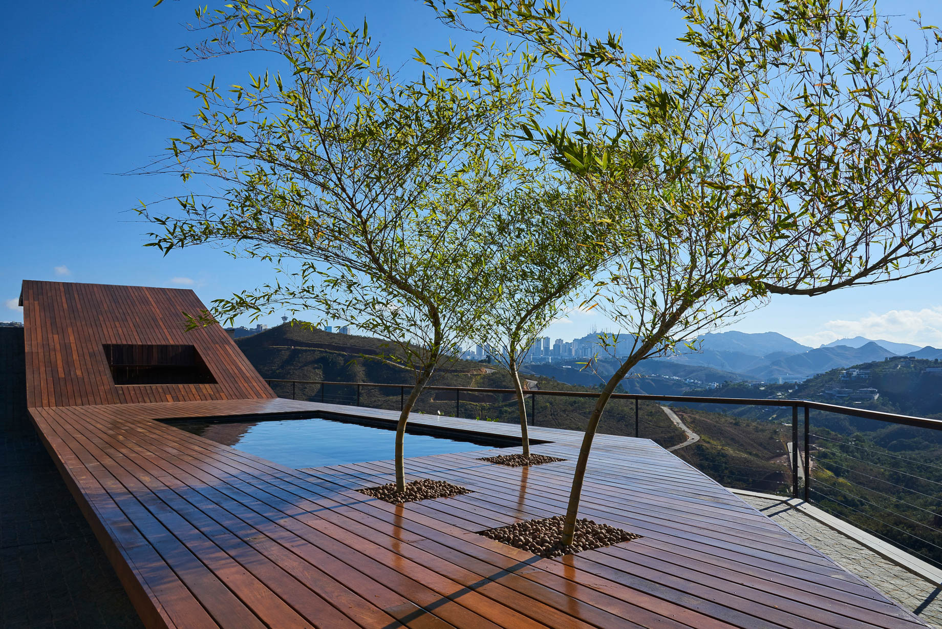 Inclined Concrete Slab House - Nova Lima, Brazil