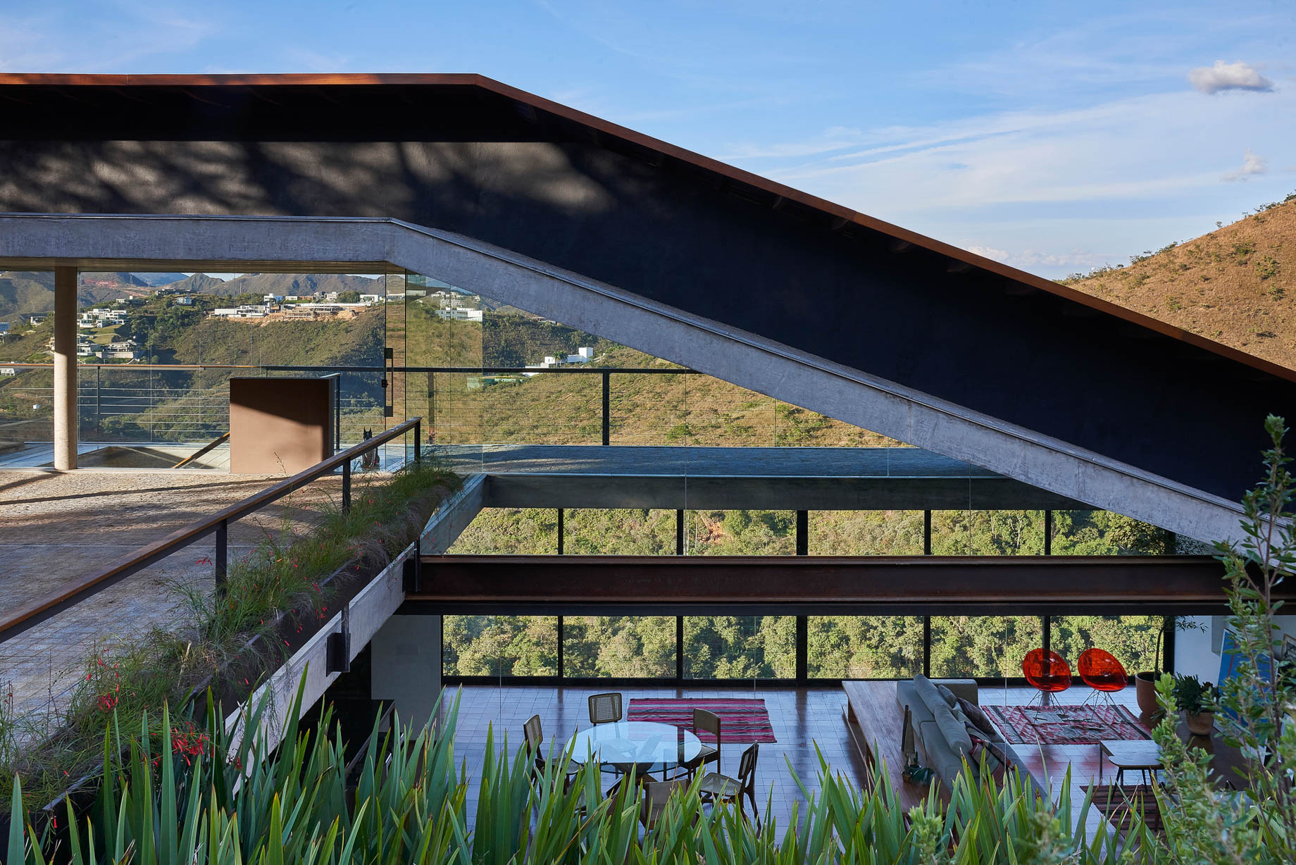 Inclined Concrete Slab House - Nova Lima, Brazil