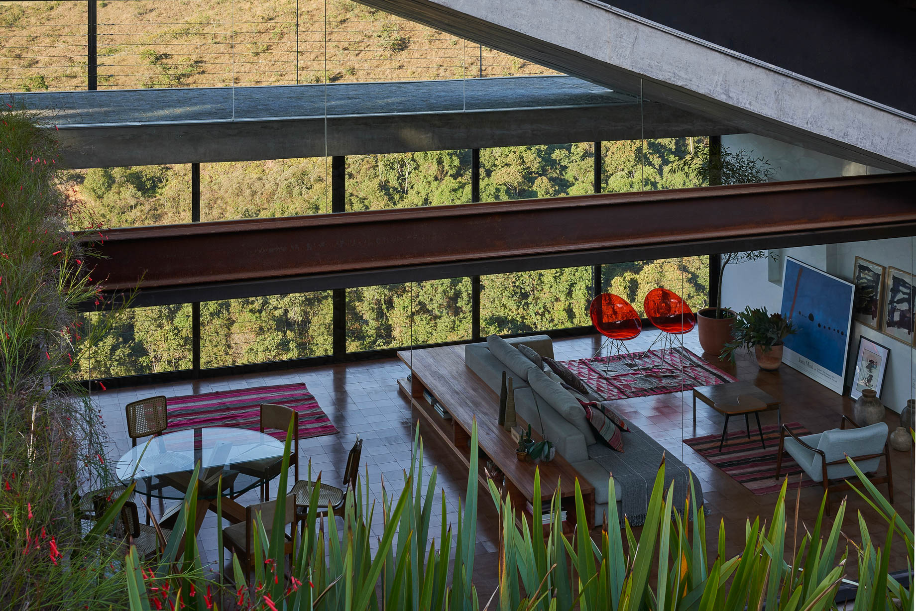 Inclined Concrete Slab House - Nova Lima, Brazil