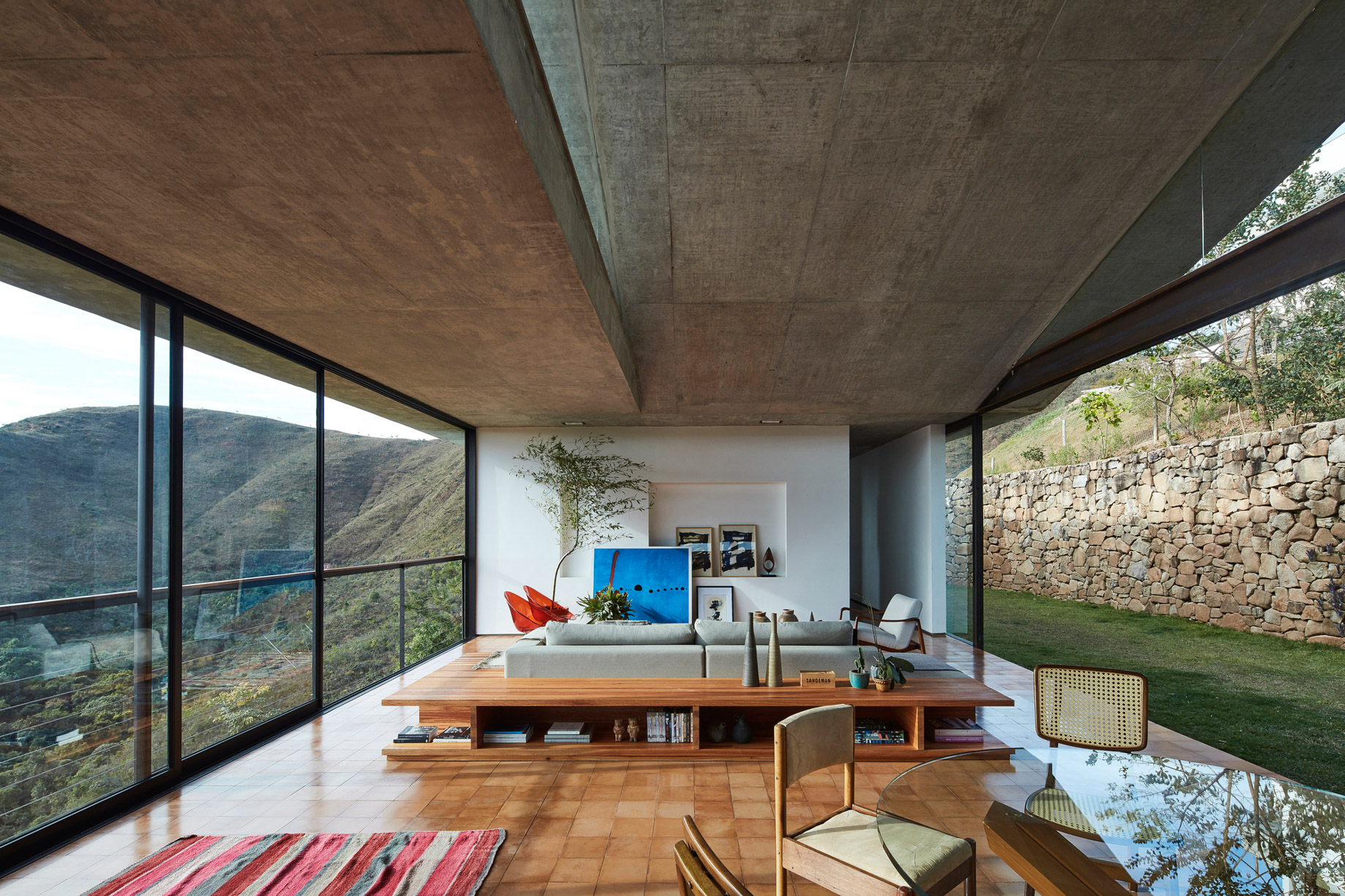 Inclined Concrete Slab House – Nova Lima, Brazil