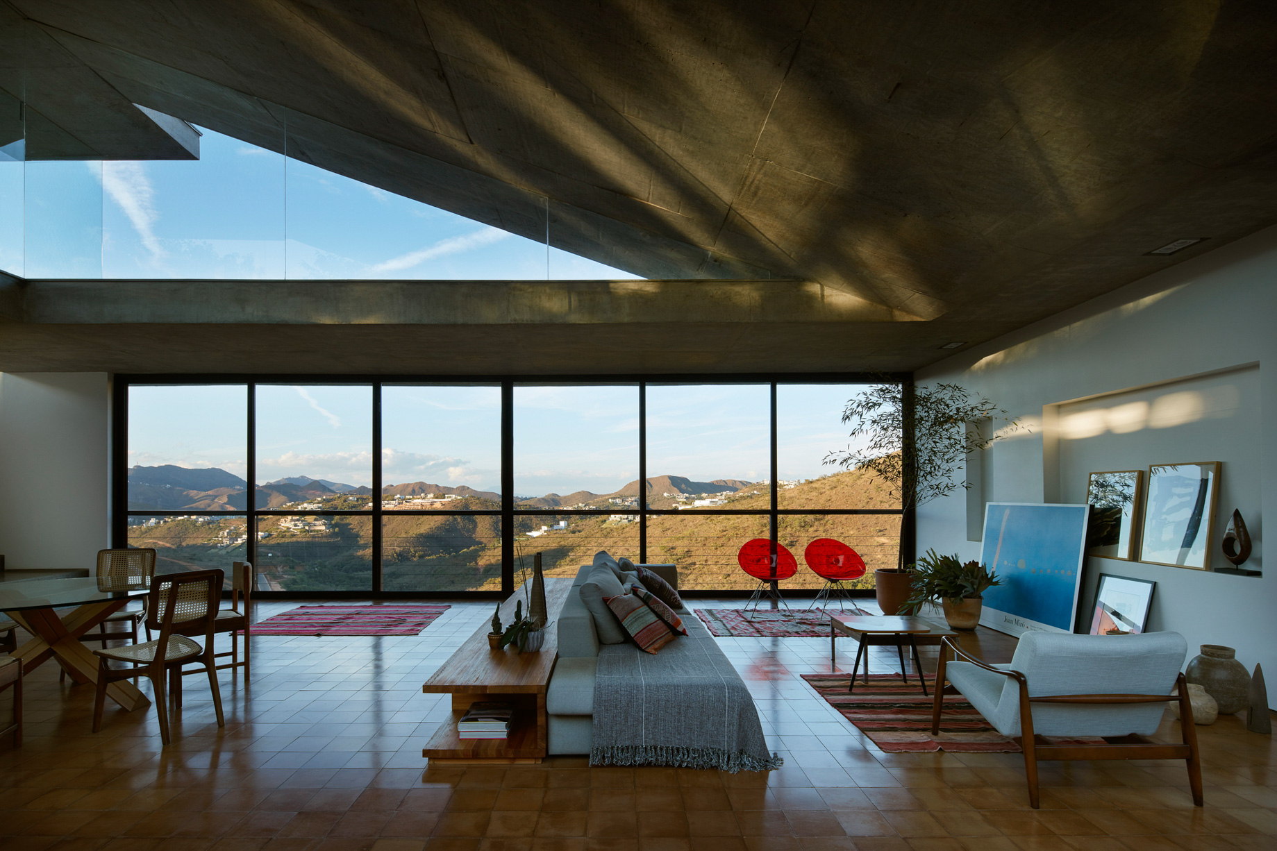 Inclined Concrete Slab House – Nova Lima, Brazil