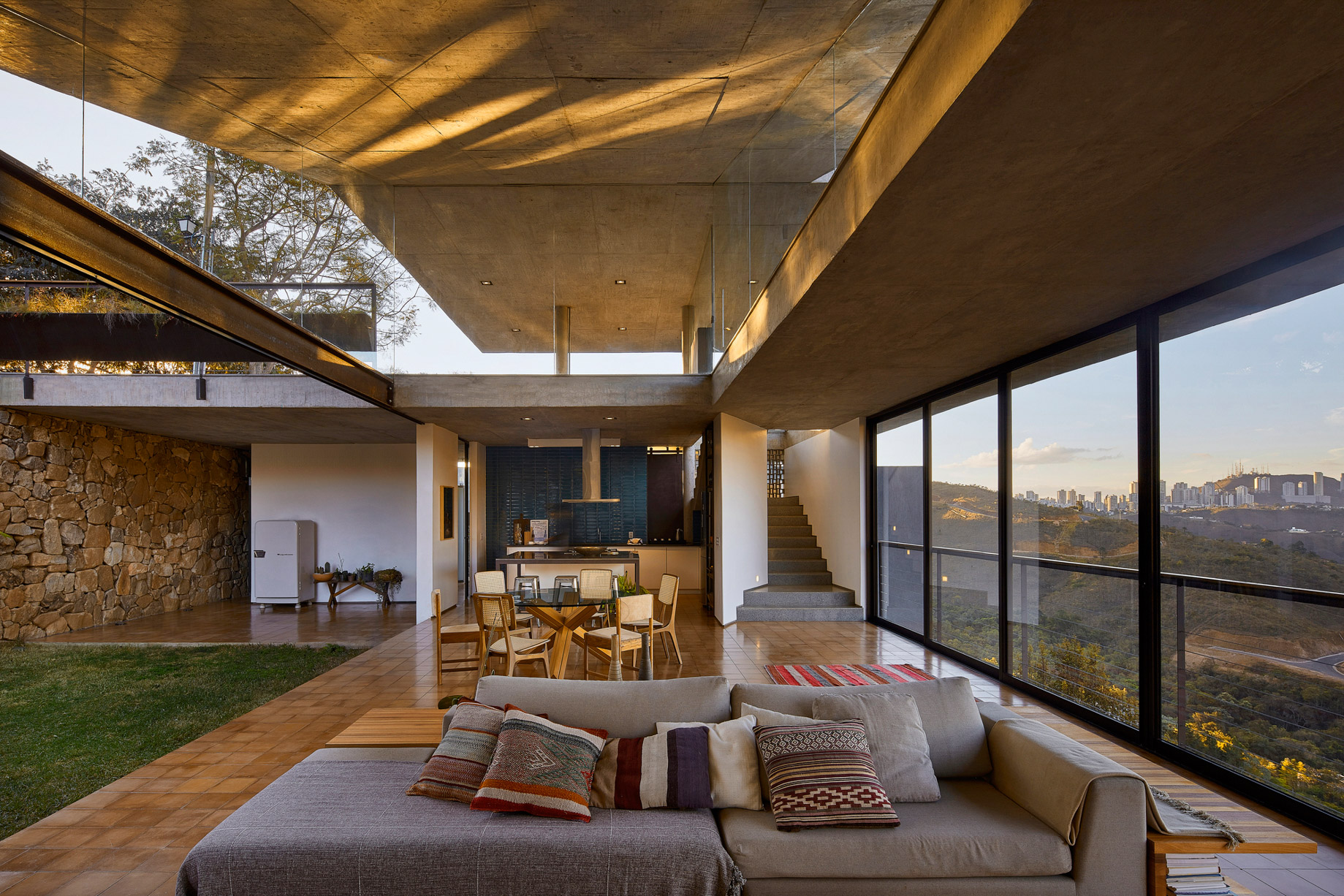 Inclined Concrete Slab House – Nova Lima, Brazil