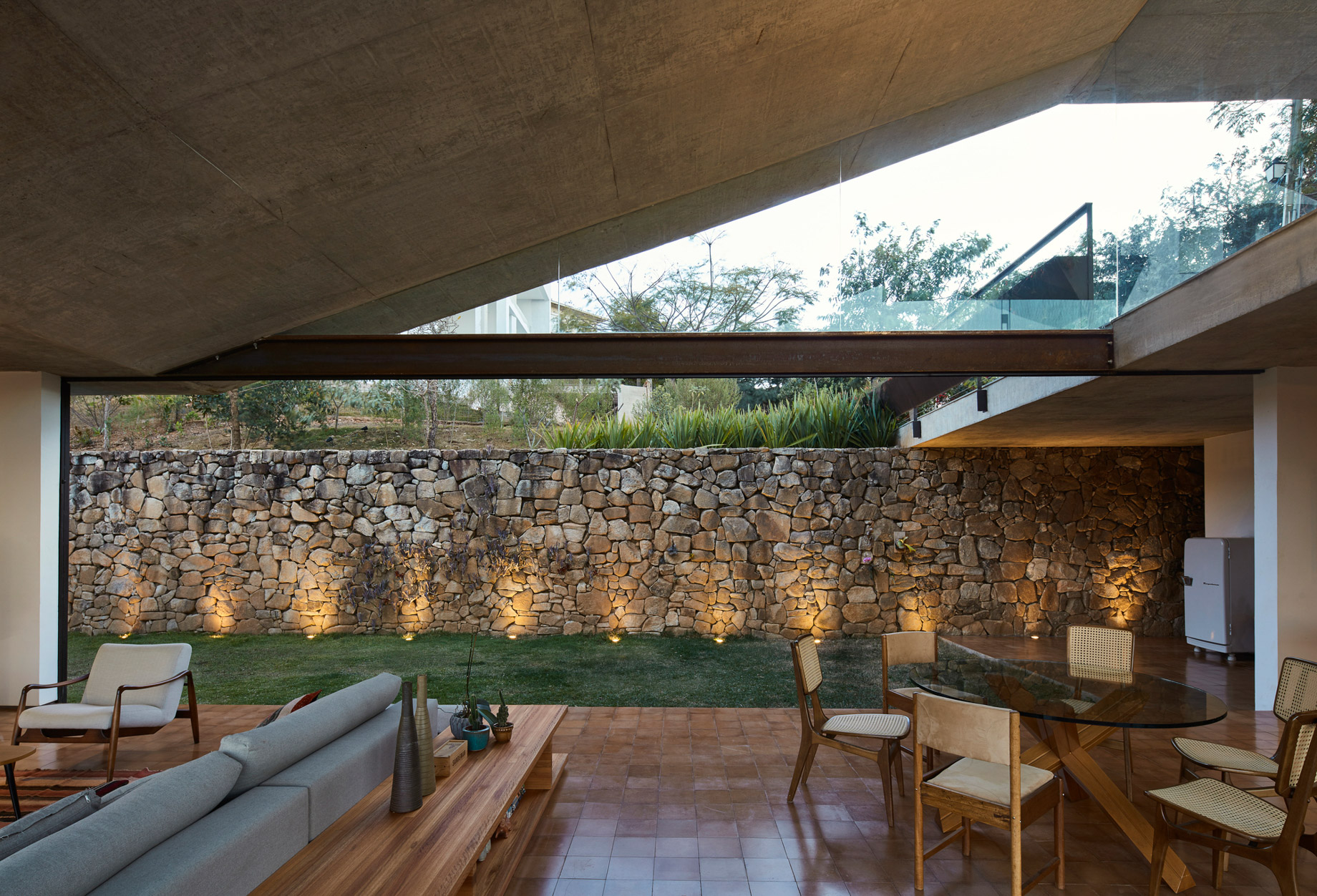 Inclined Concrete Slab House – Nova Lima, Brazil